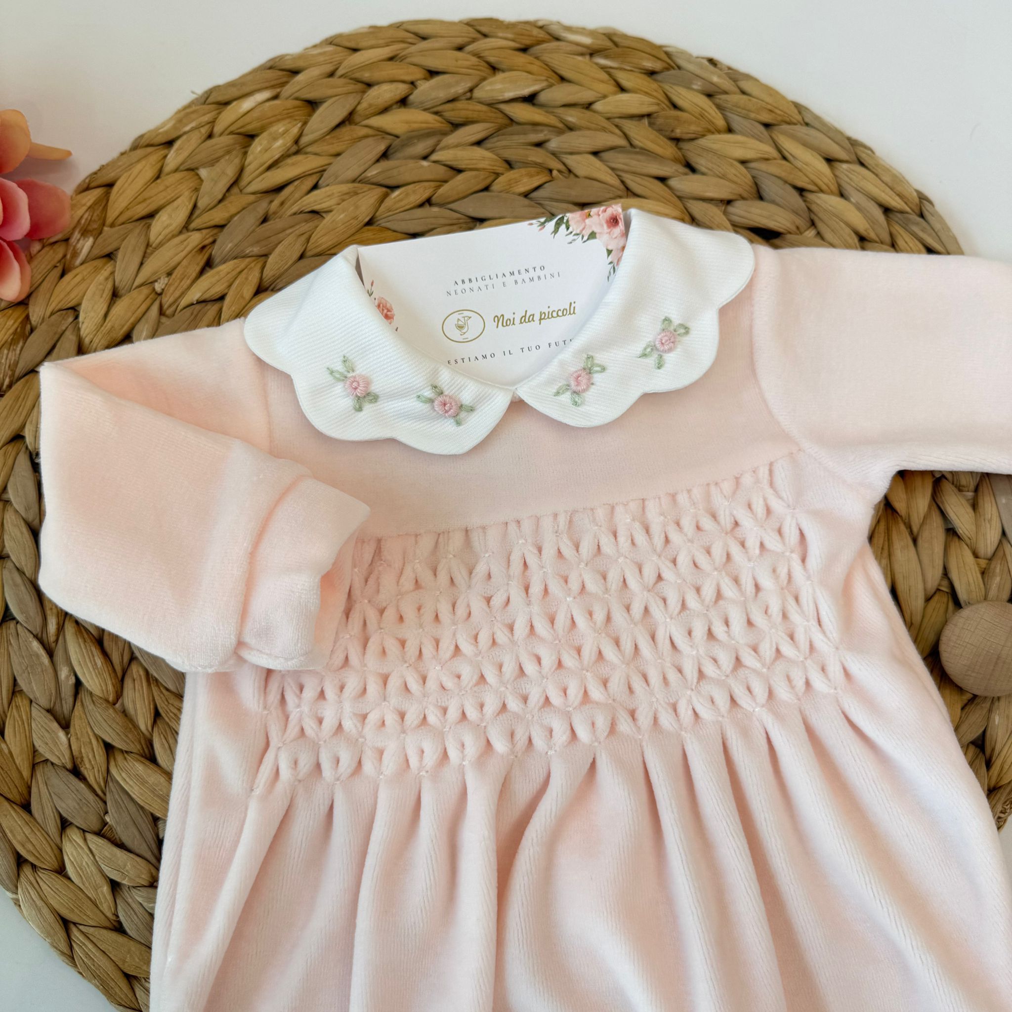 TUTINA IN CINIGLIA ROSA CIPRIA CON RAFFINATO COLLETTO BIANCO E RICAMI FLOREALI