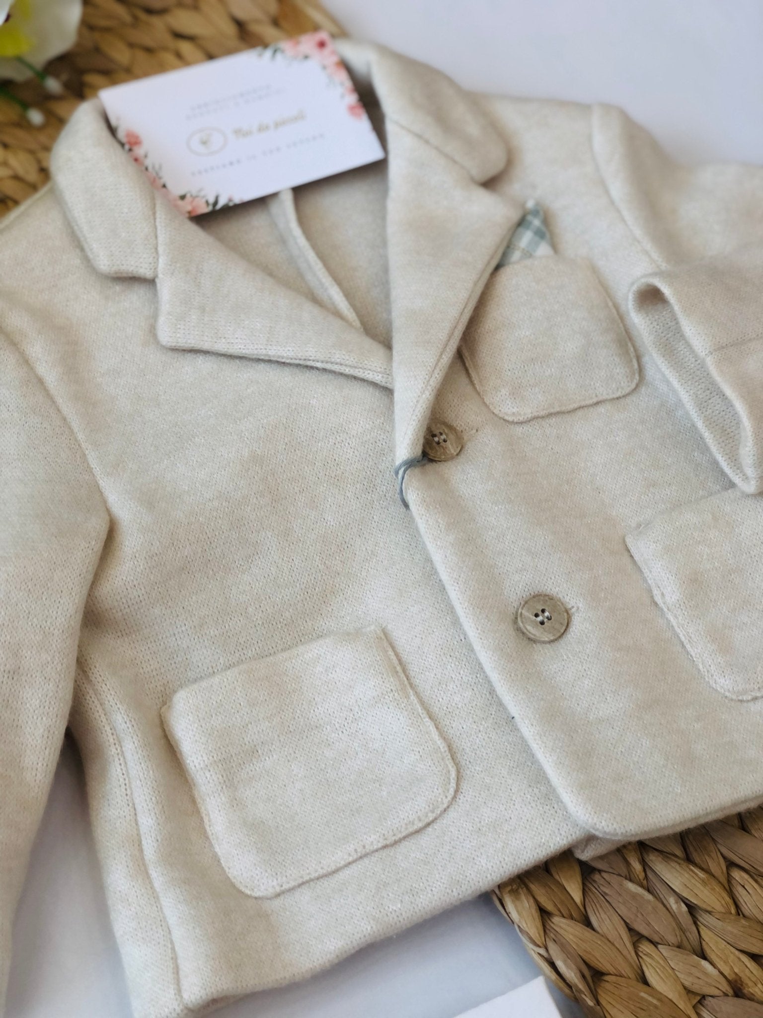 GIACCA IN MAGLIA BEIGE CON 2 TASCHE SUL DAVANTI - Noi da piccoli