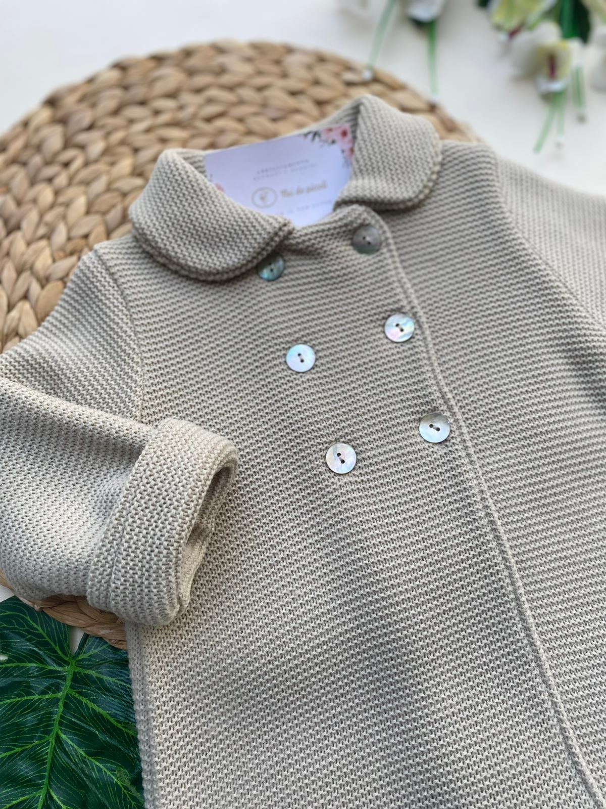 GIUBBOTTINO CON BOTTONCINI IN MADREPERLA FILATO CALDO SABBIA - Noi da piccoli