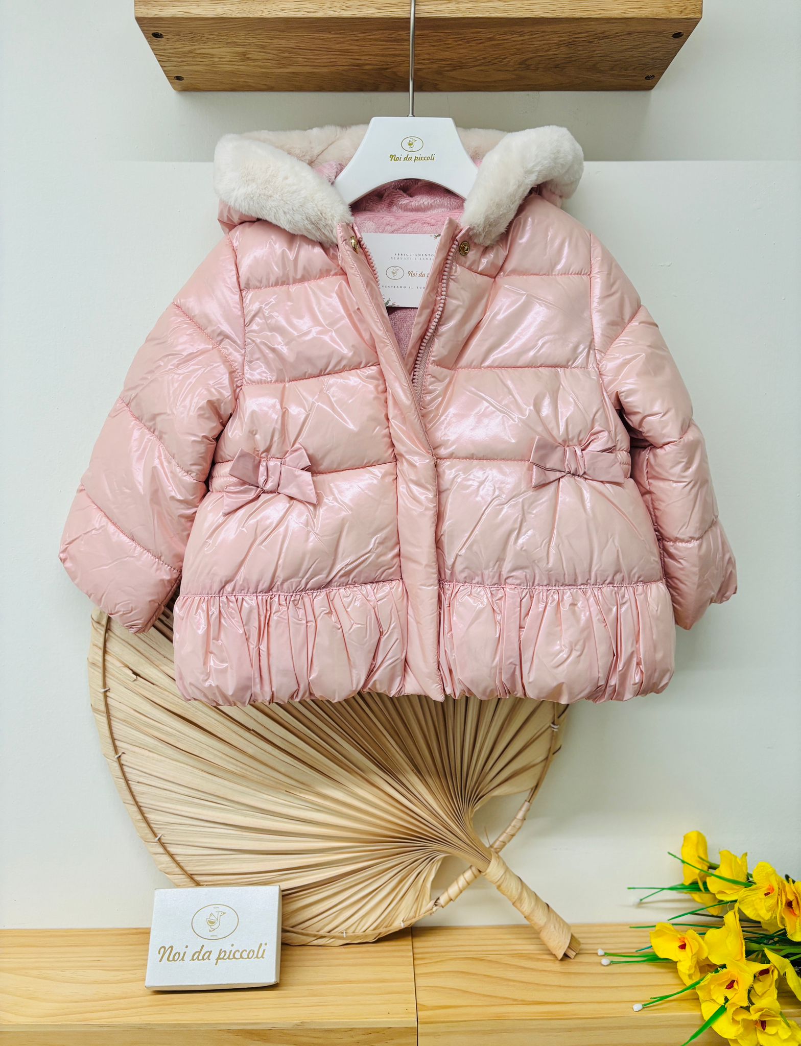 GIUBBOTTINO CON CAPPUCCIO IN PELLICCIA E FIOCCHETTINI ROSA - Noi da piccoli
