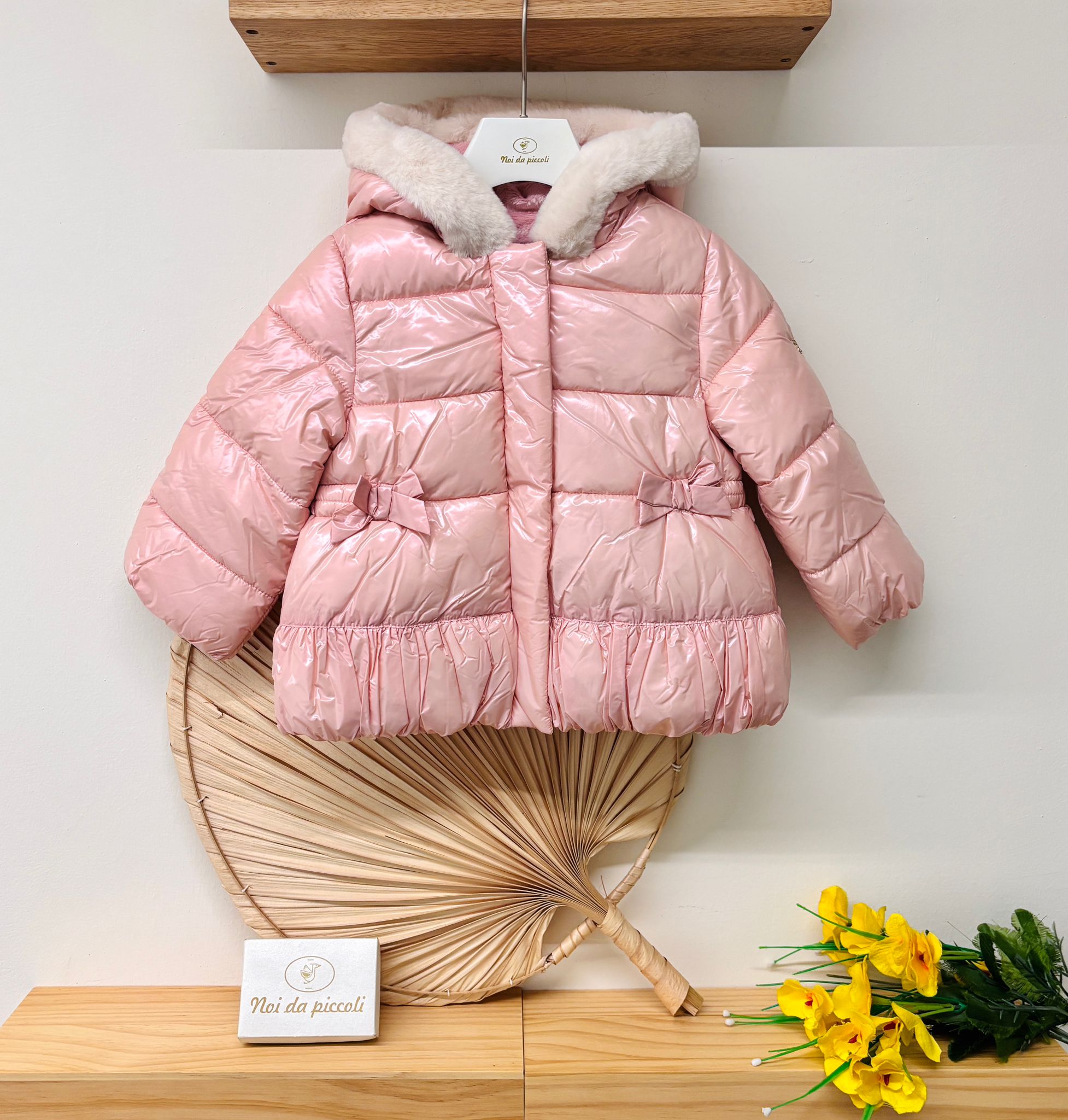 GIUBBOTTINO CON CAPPUCCIO IN PELLICCIA E FIOCCHETTINI ROSA - Noi da piccoli