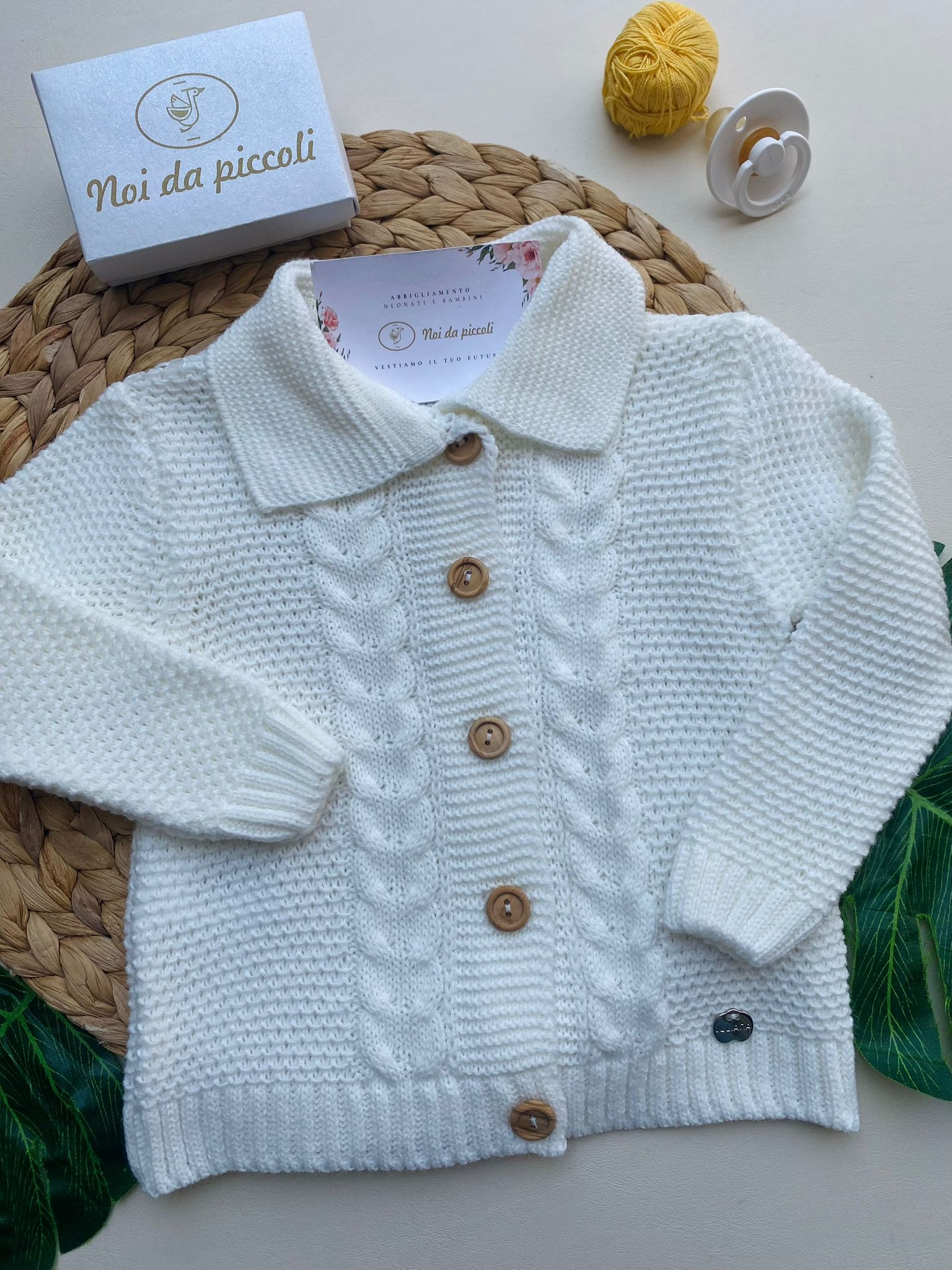 GOLFINO CON BOTTONCINI IN FINTO LEGNO FILATO CALDO CRUDO - Noi da piccoli