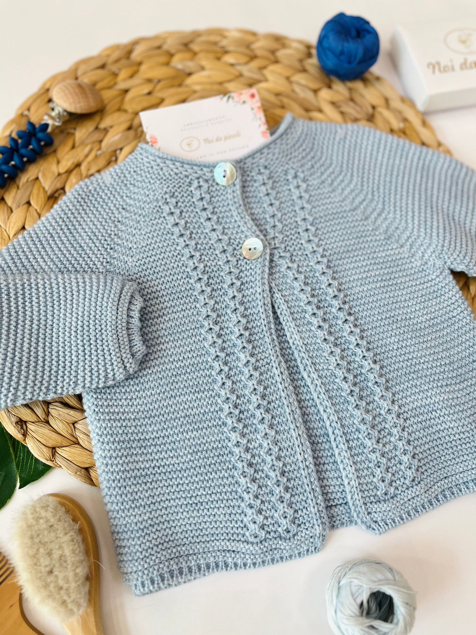 GOLFINO CON BOTTONCINI MADREPERLA FILATO CALDO POLVERE INTRECCIO - Noi da piccoli