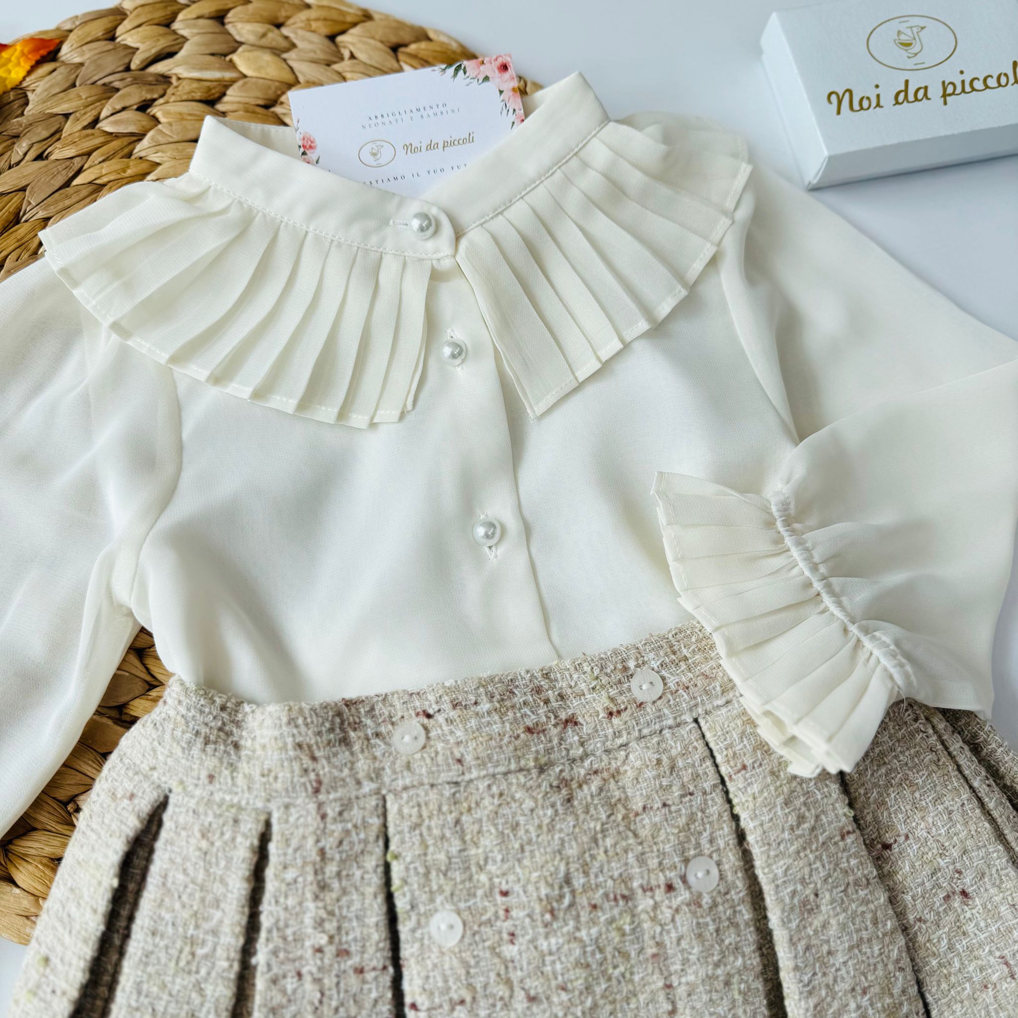 GONNELLINA E CAMICINA CON BOTTONCINI IN PERLINE BEIGE - Noi da piccoli