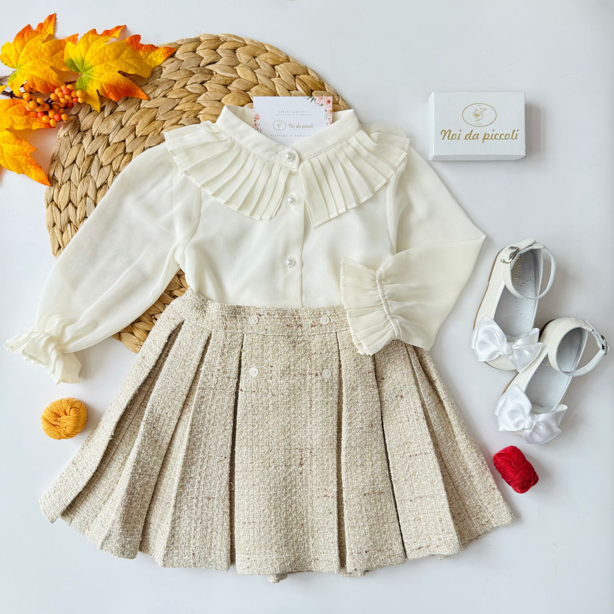 GONNELLINA E CAMICINA CON BOTTONCINI IN PERLINE BEIGE - Noi da piccoli