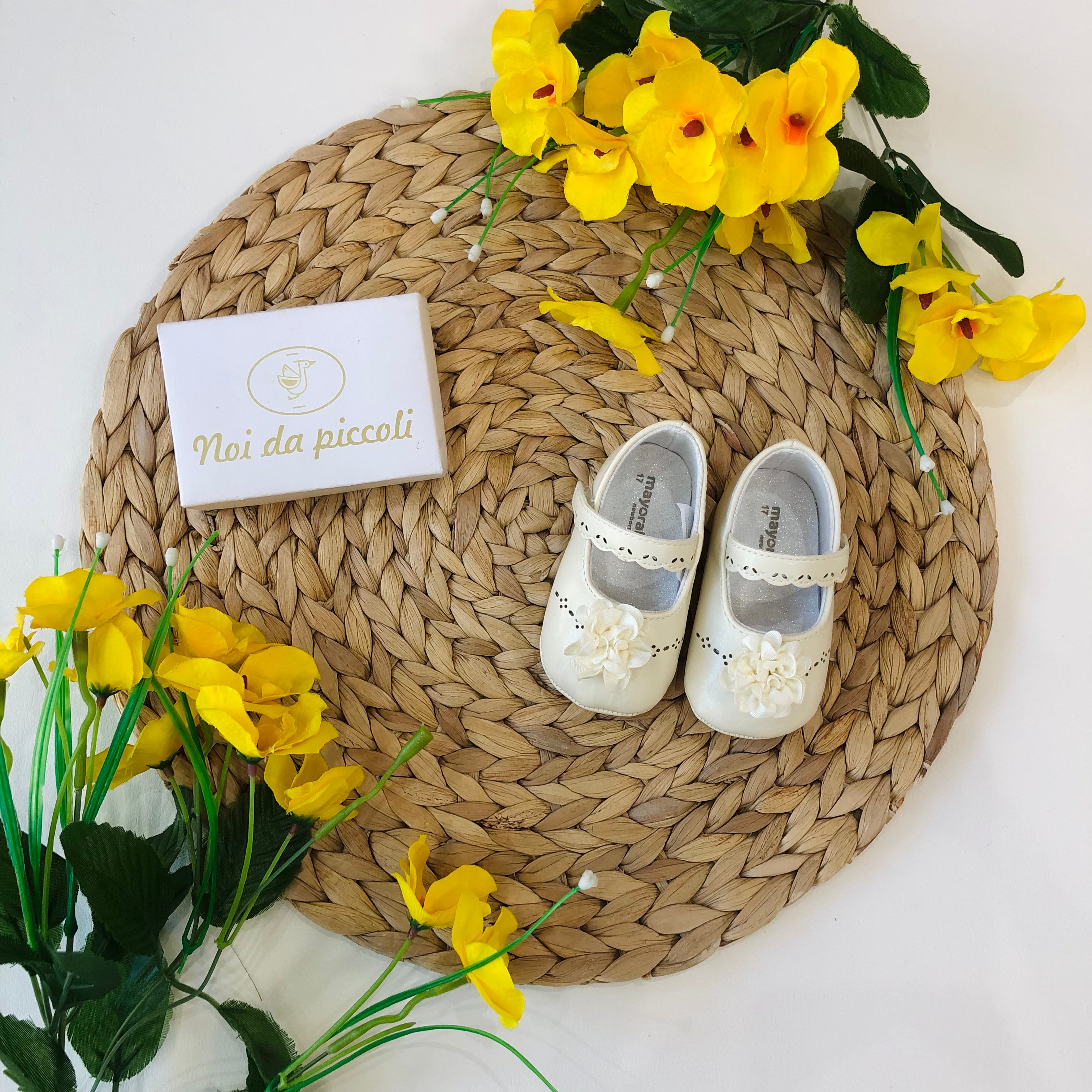 SCARPA A BAMBOLINA PANNA SATIN FIORELLINO