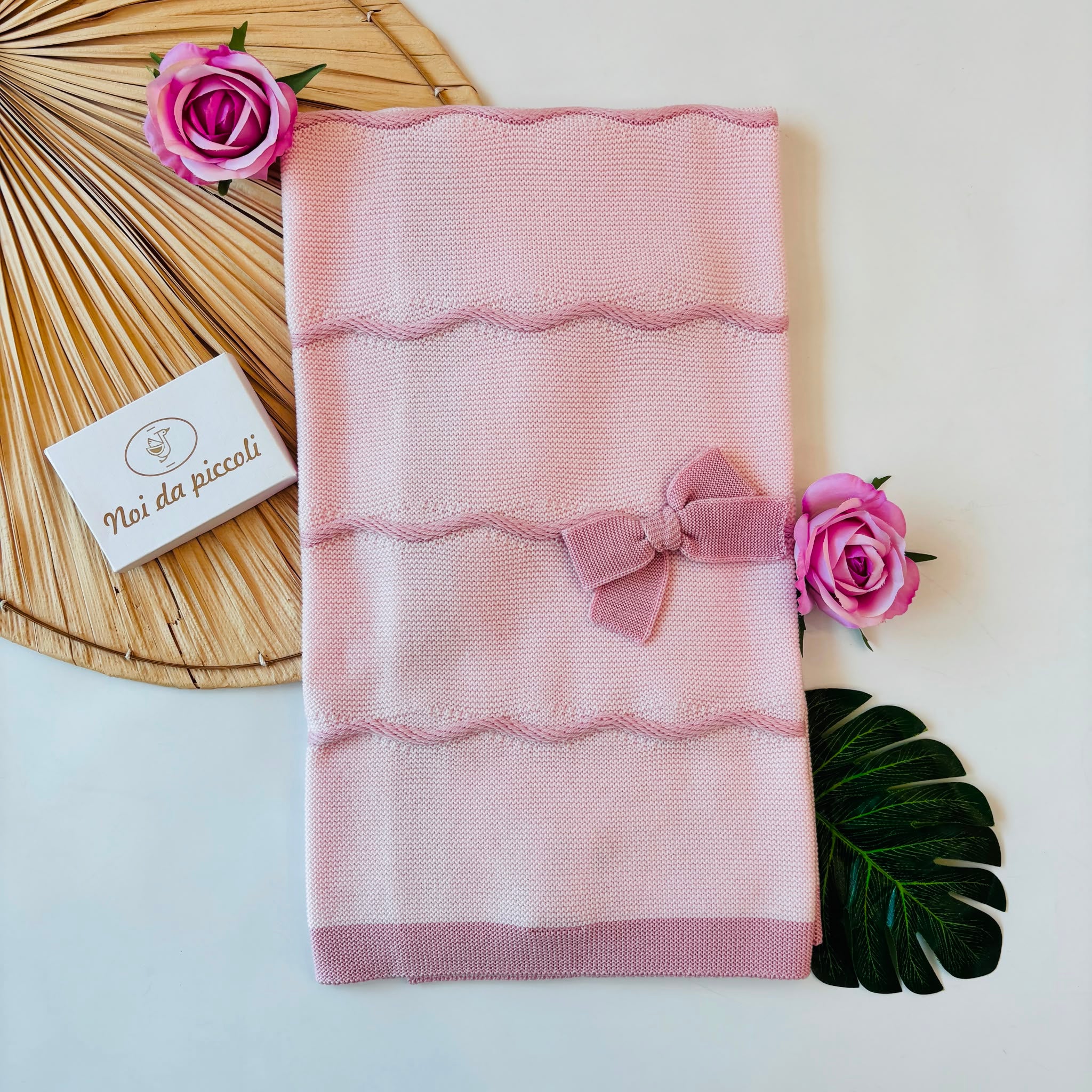 COPERTINA 100% LANA ROSA ONDINE UNCINETTO E FIOCCO