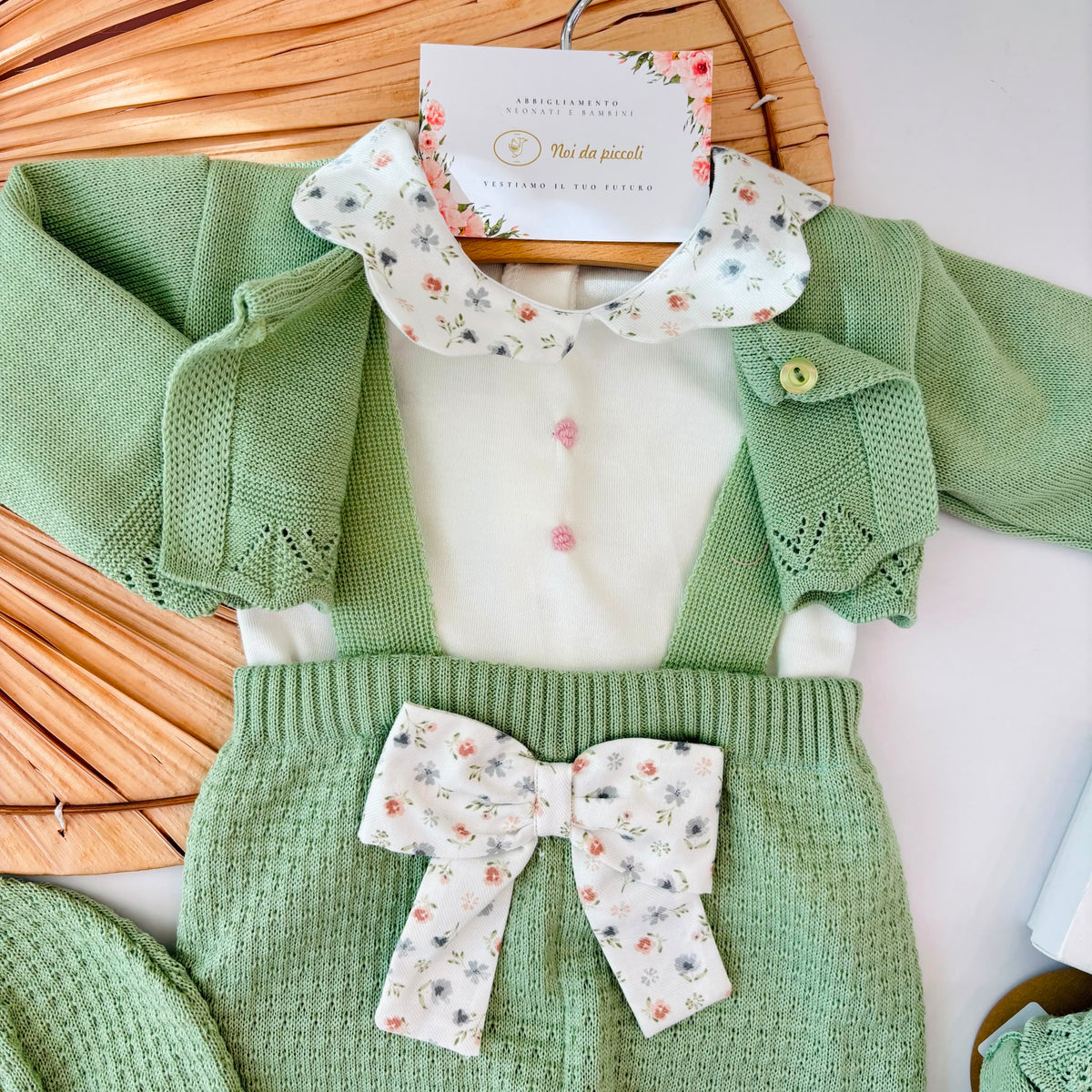 SALOPETTE CON PARURE E GOLFINO FILATO CALDO VERDE