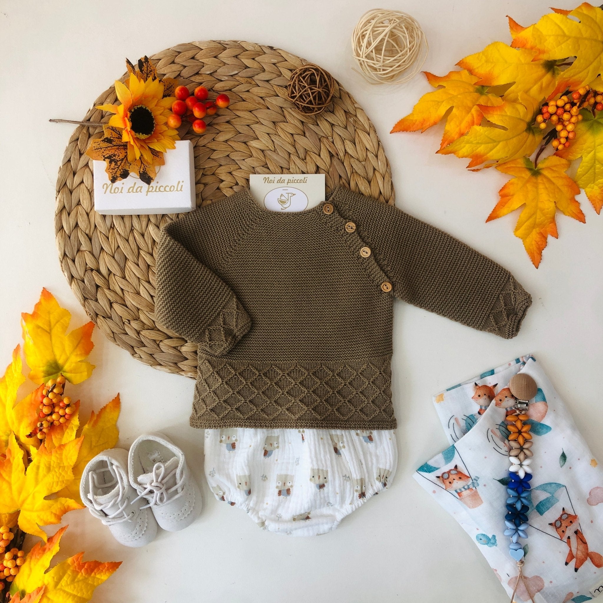 MAGLIATTINA CON CULOTTE LANA MERINO E FILATO CALDO TOSTADO BUHO - Noi da piccoli