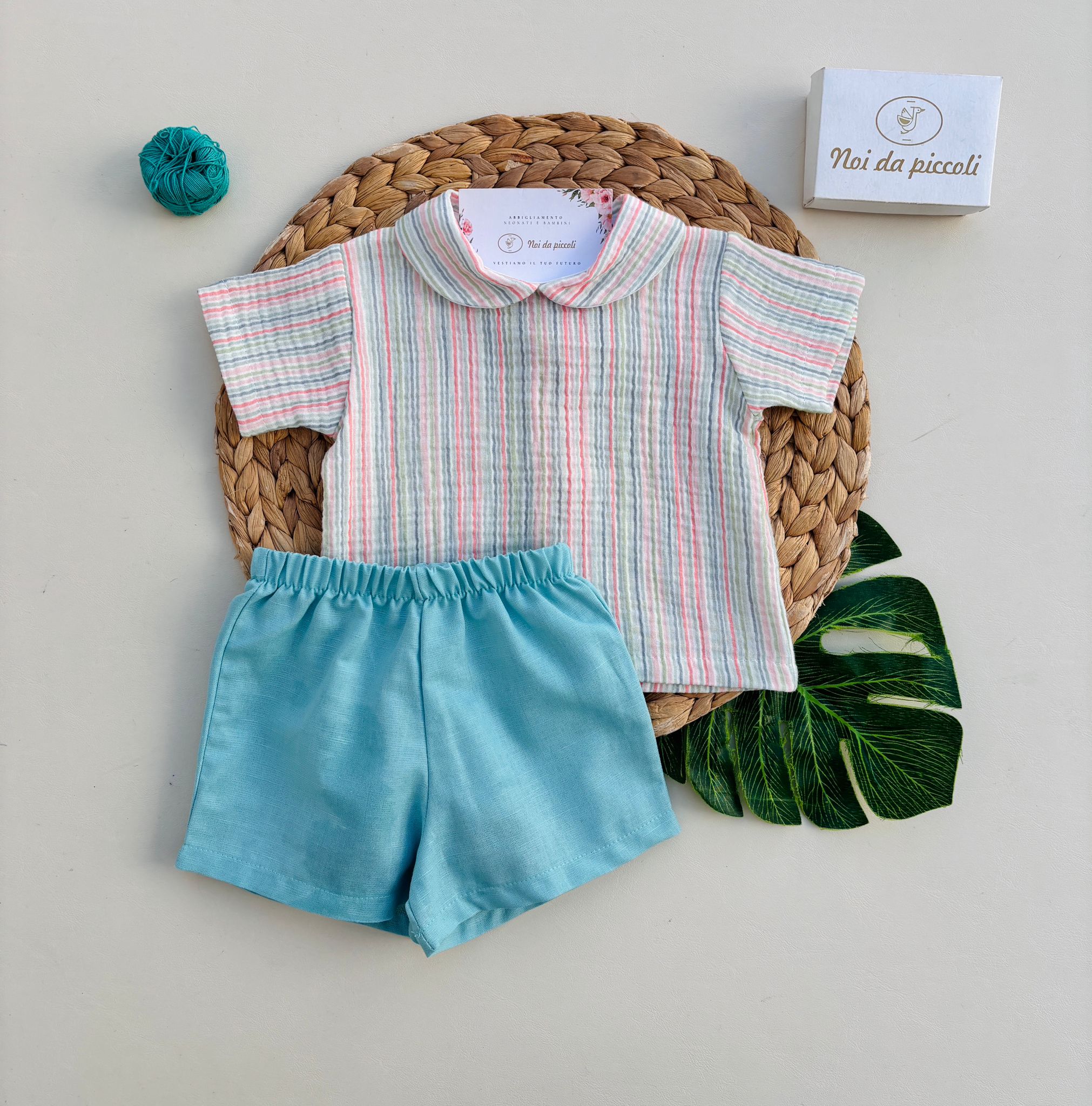 MAGLIETTINA A RIGHE COLORATE IN COTONE CON PANTALONCINO VERDE - Noi da piccoli