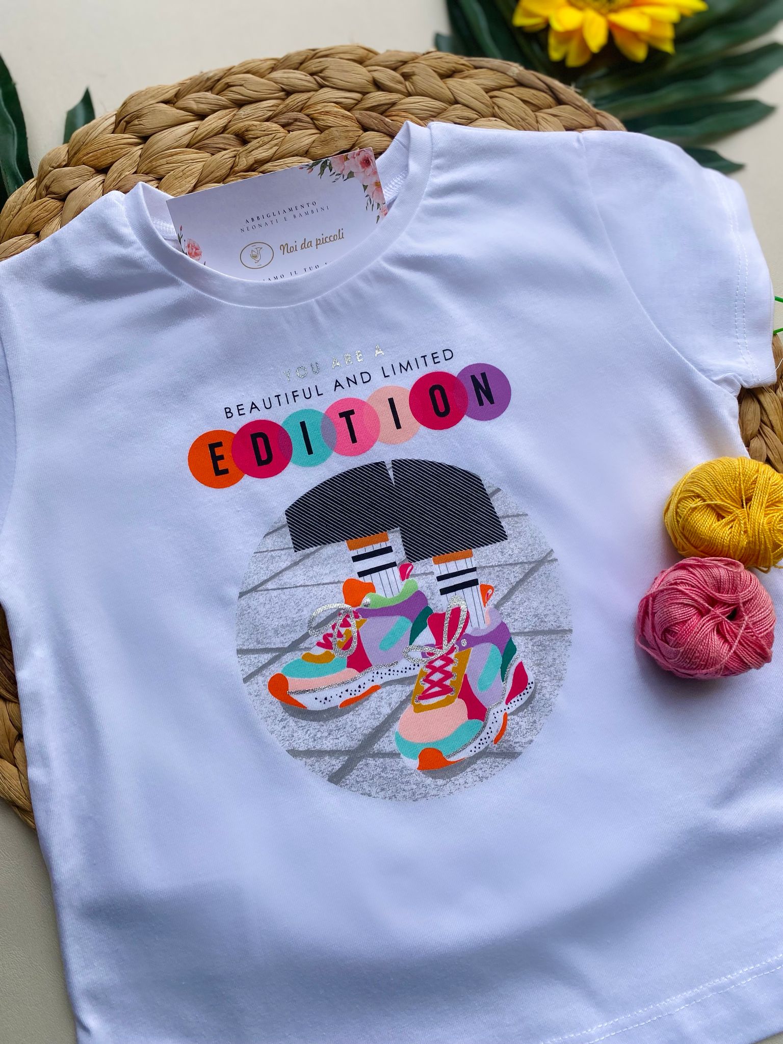 MAGLIETTINA BIANCA CON DISEGNINI COLORATI - Noi da piccoli