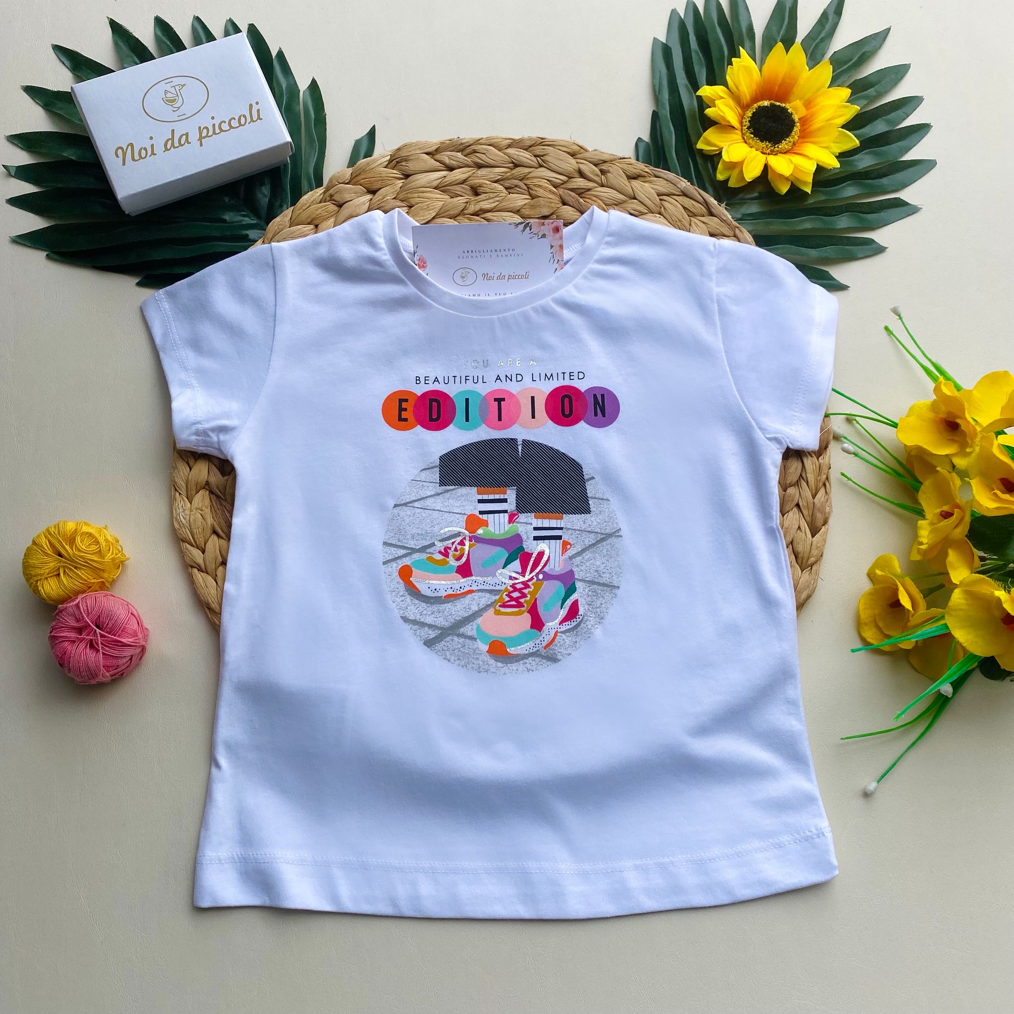 MAGLIETTINA BIANCA CON DISEGNINI COLORATI - Noi da piccoli