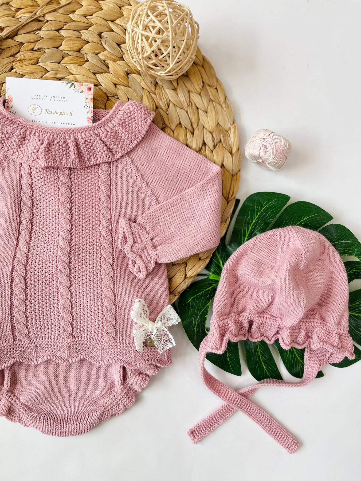 MAGLIETTINA CON CULOTTINA E CUFFIA 100% ACRILICO ROSA INTENSO TRECCE - Noi da piccoli