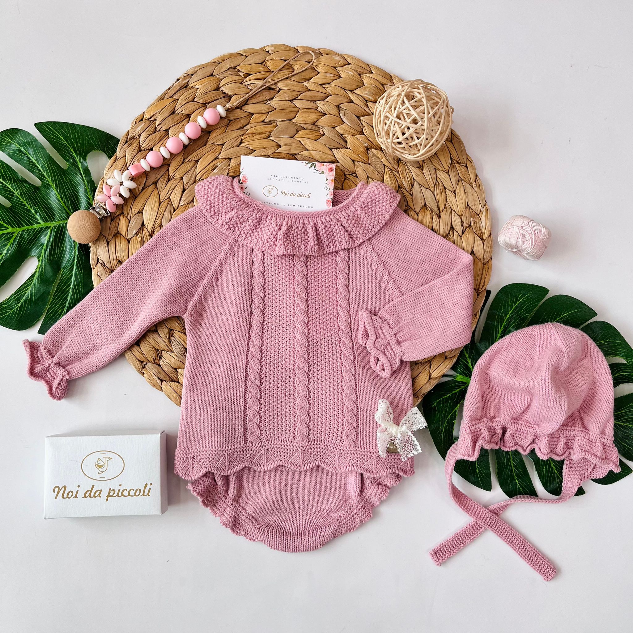 MAGLIETTINA CON CULOTTINA E CUFFIA 100% ACRILICO ROSA INTENSO TRECCE - Noi da piccoli
