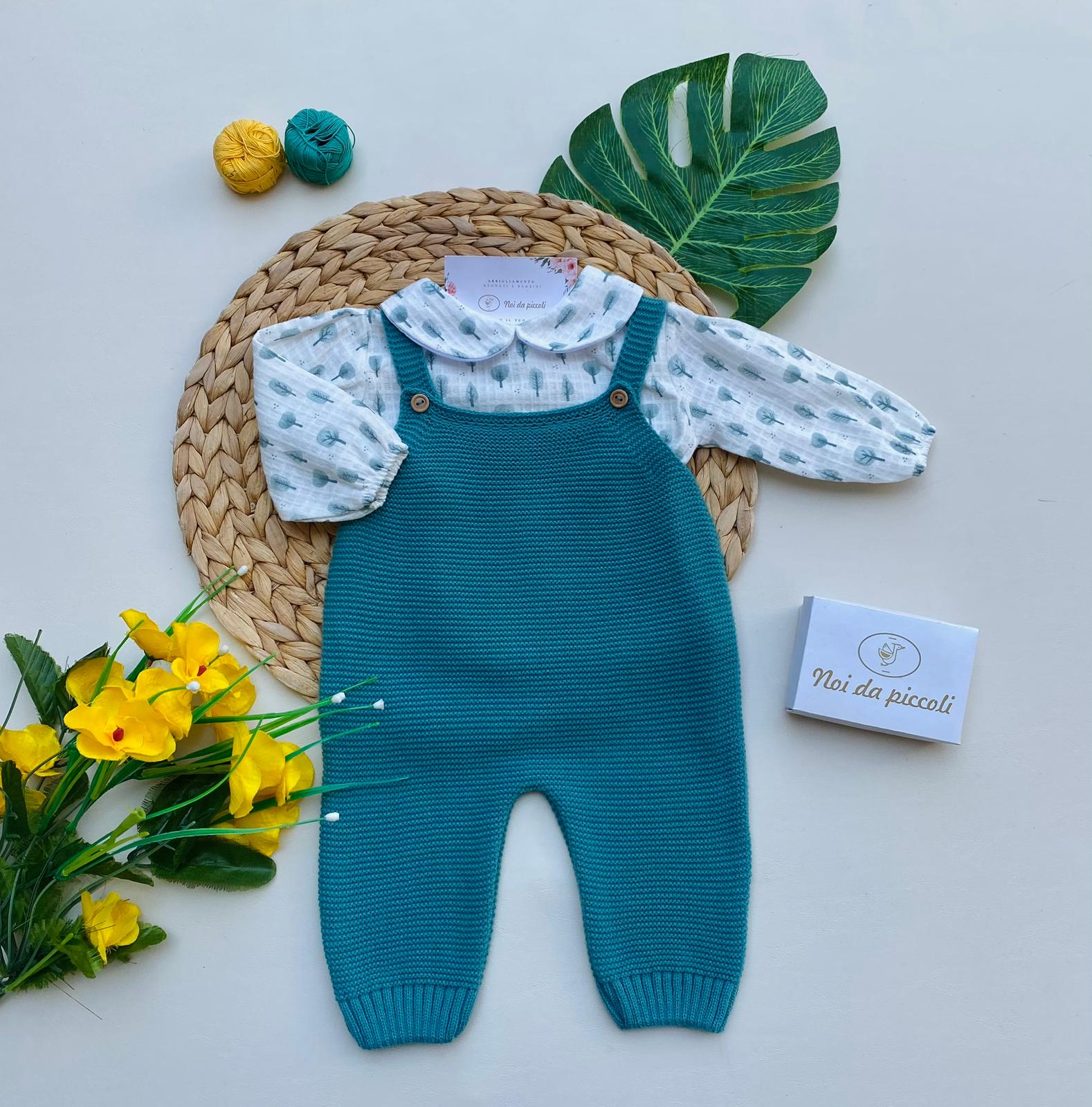 MAGLIETTINA CON SALOPETTE FILATO CALDO 100% ACRILICO VERDE PETROLIO - Noi da piccoli