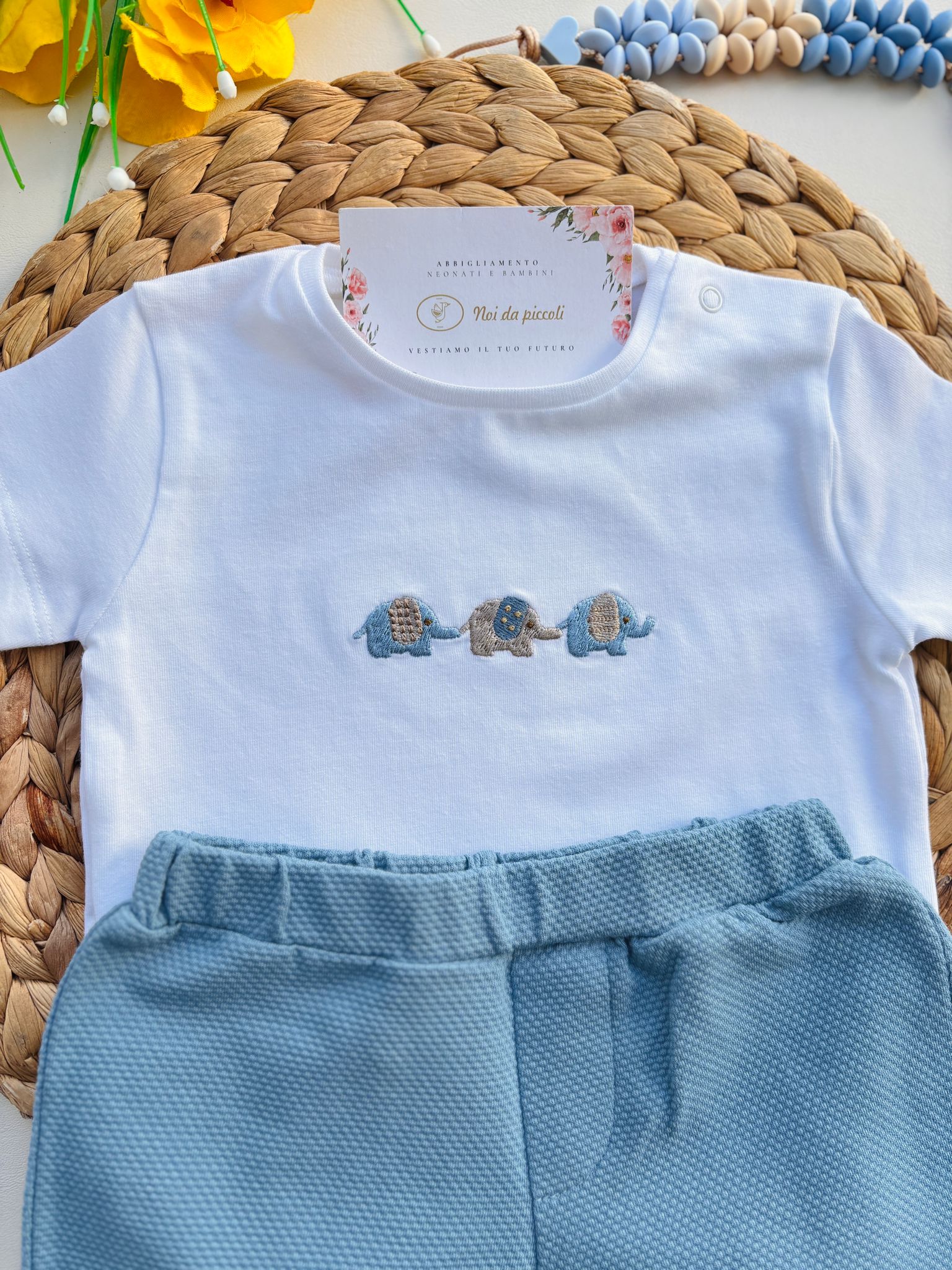 MAGLIETTINA IN COTONE CON ELEFANTINI CON PANTALONCINO BIANCO CIELO - Noi da piccoli