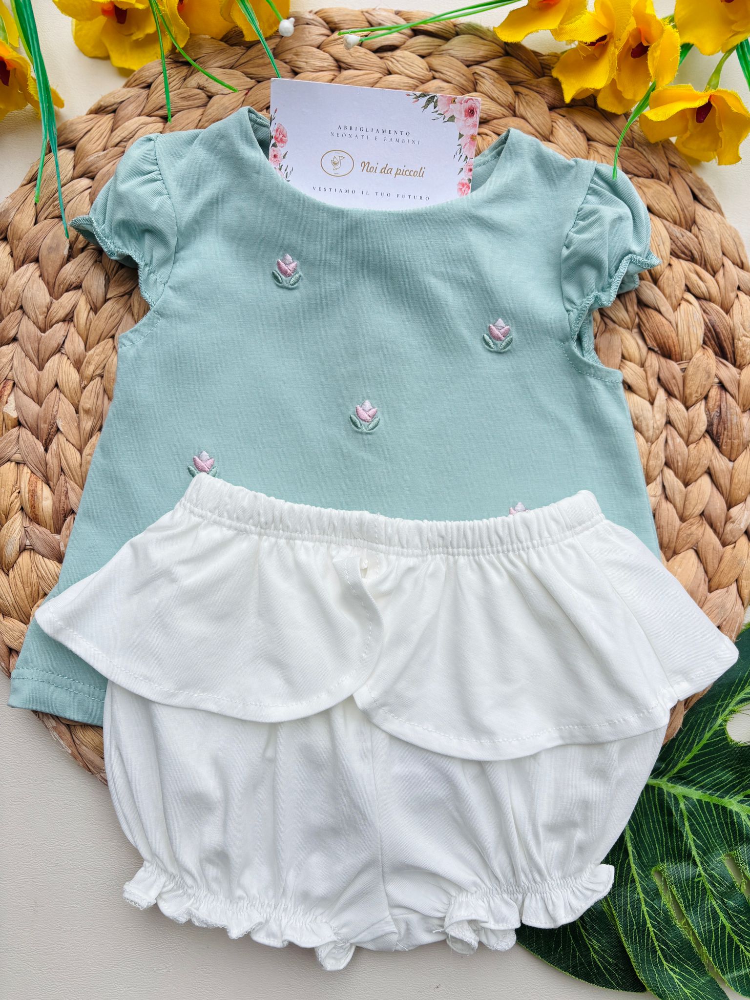 MAGLIETTINA IN COTONE CON ROSELLINE E CULOTTINA BIANCO VERDE - Noi da piccoli