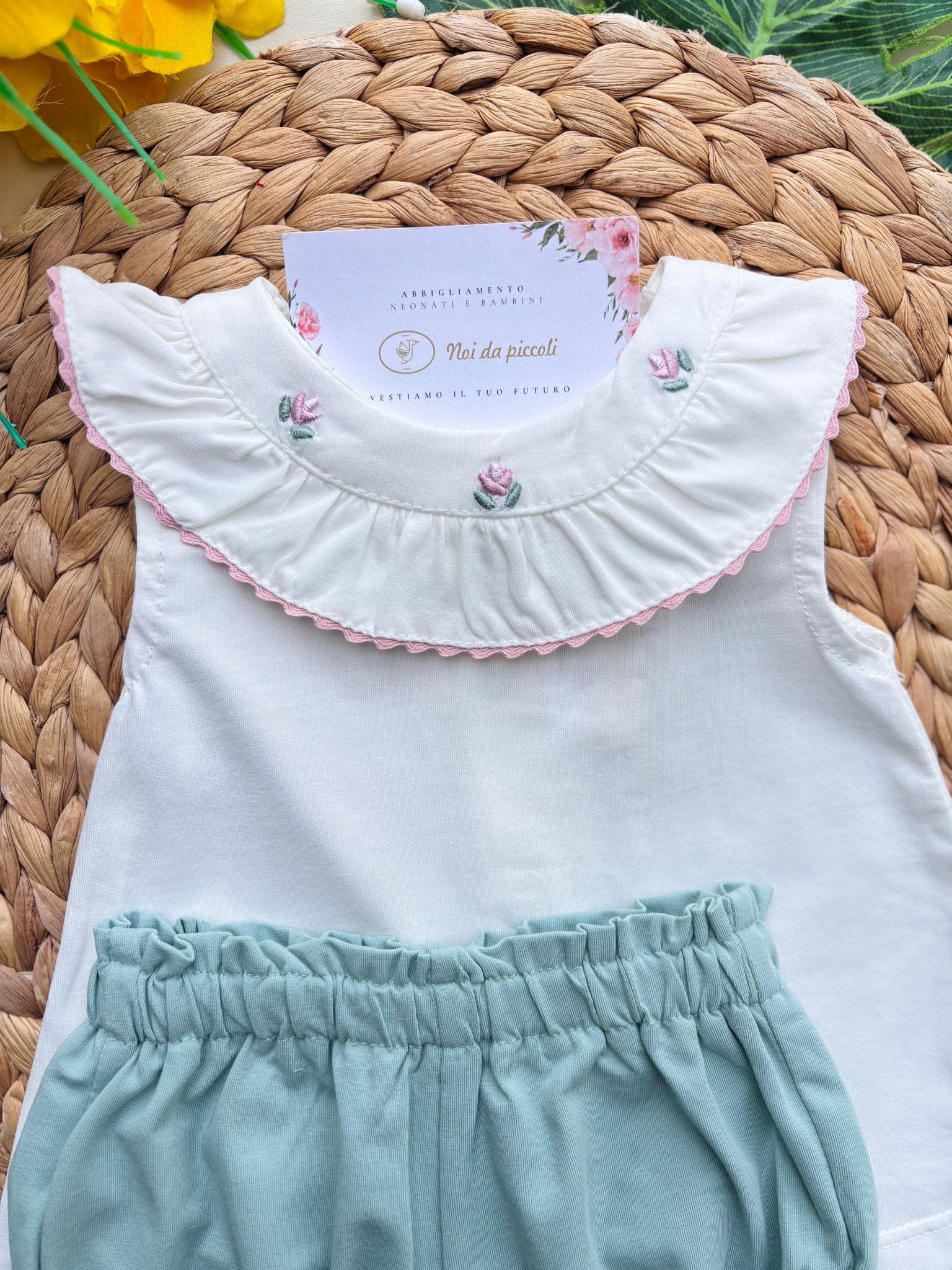 MAGLIETTINA IN COTONE CON ROSELLINE E CULOTTINA VERDE - Noi da piccoli