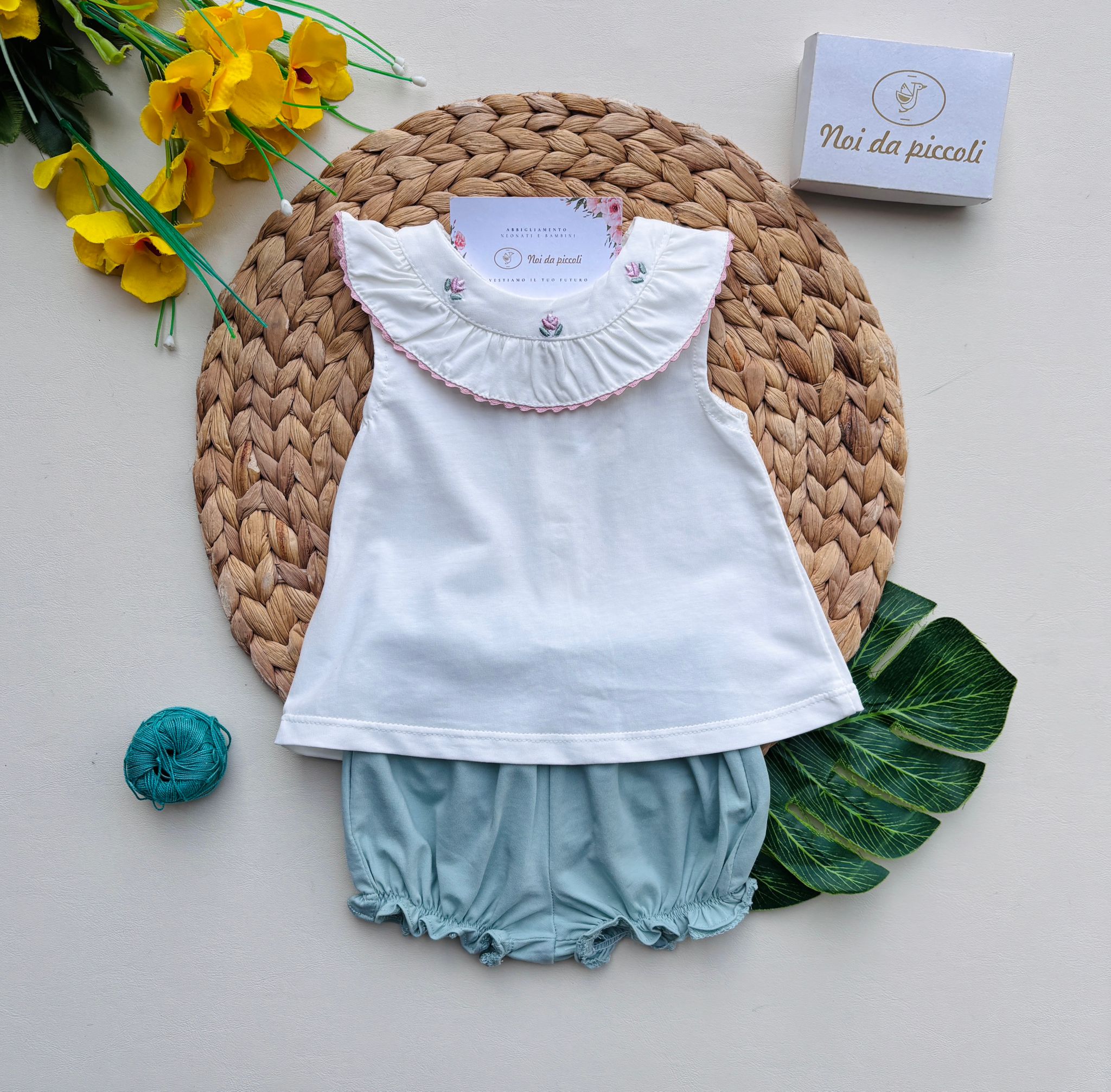 MAGLIETTINA IN COTONE CON ROSELLINE E CULOTTINA VERDE - Noi da piccoli