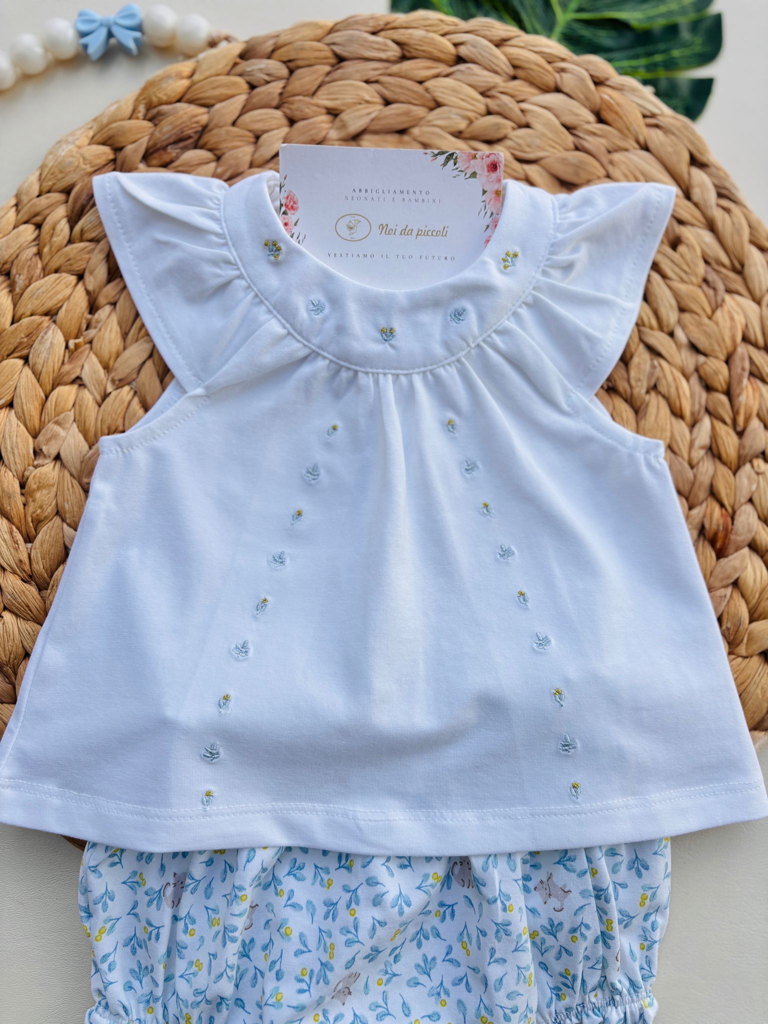 MAGLIETTINA IN COTONE E CULOTTINA CON FOGLIOLINE E GATTINI BIANCO CIELO - Noi da piccoli