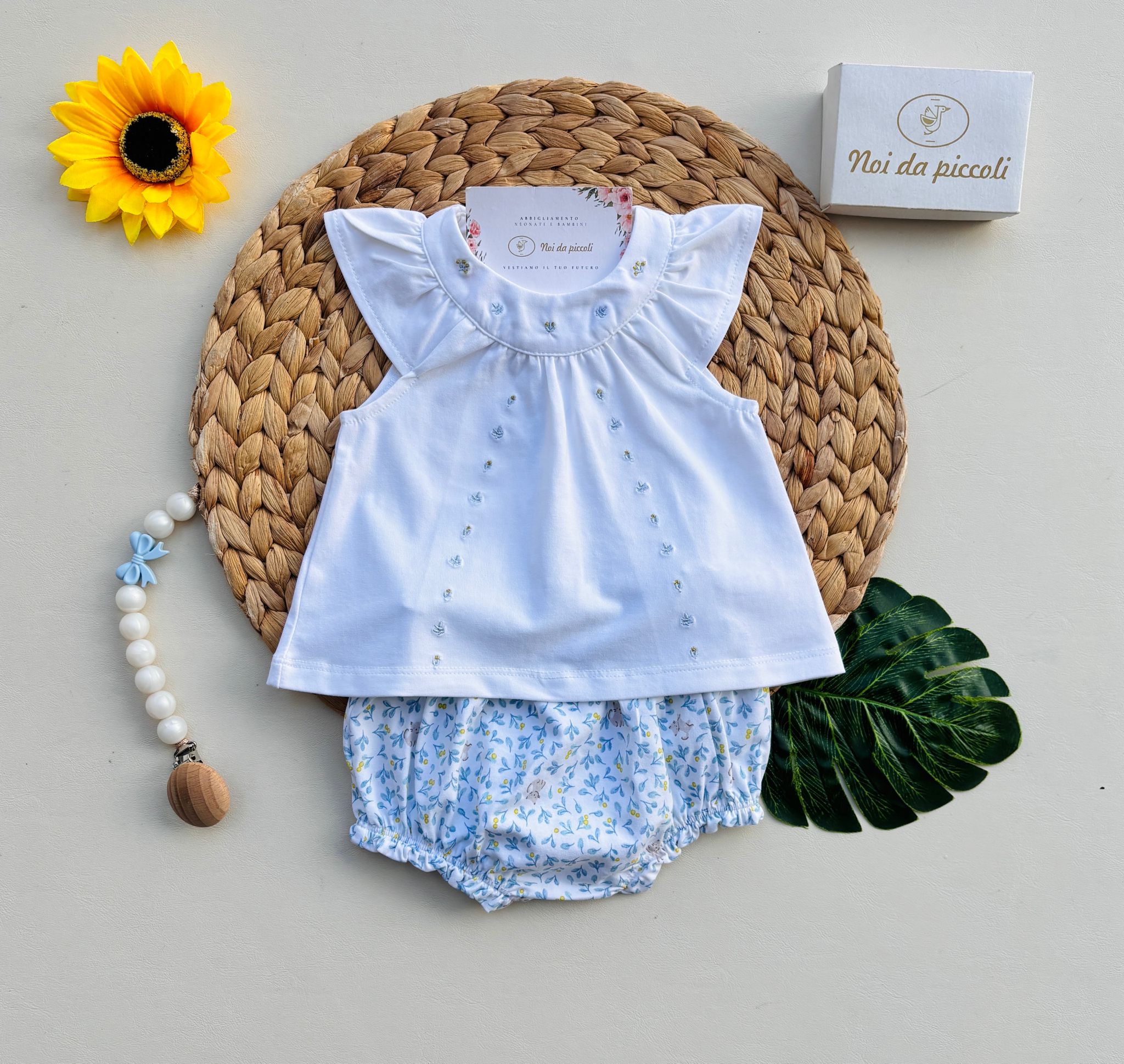 MAGLIETTINA IN COTONE E CULOTTINA CON FOGLIOLINE E GATTINI BIANCO CIELO - Noi da piccoli