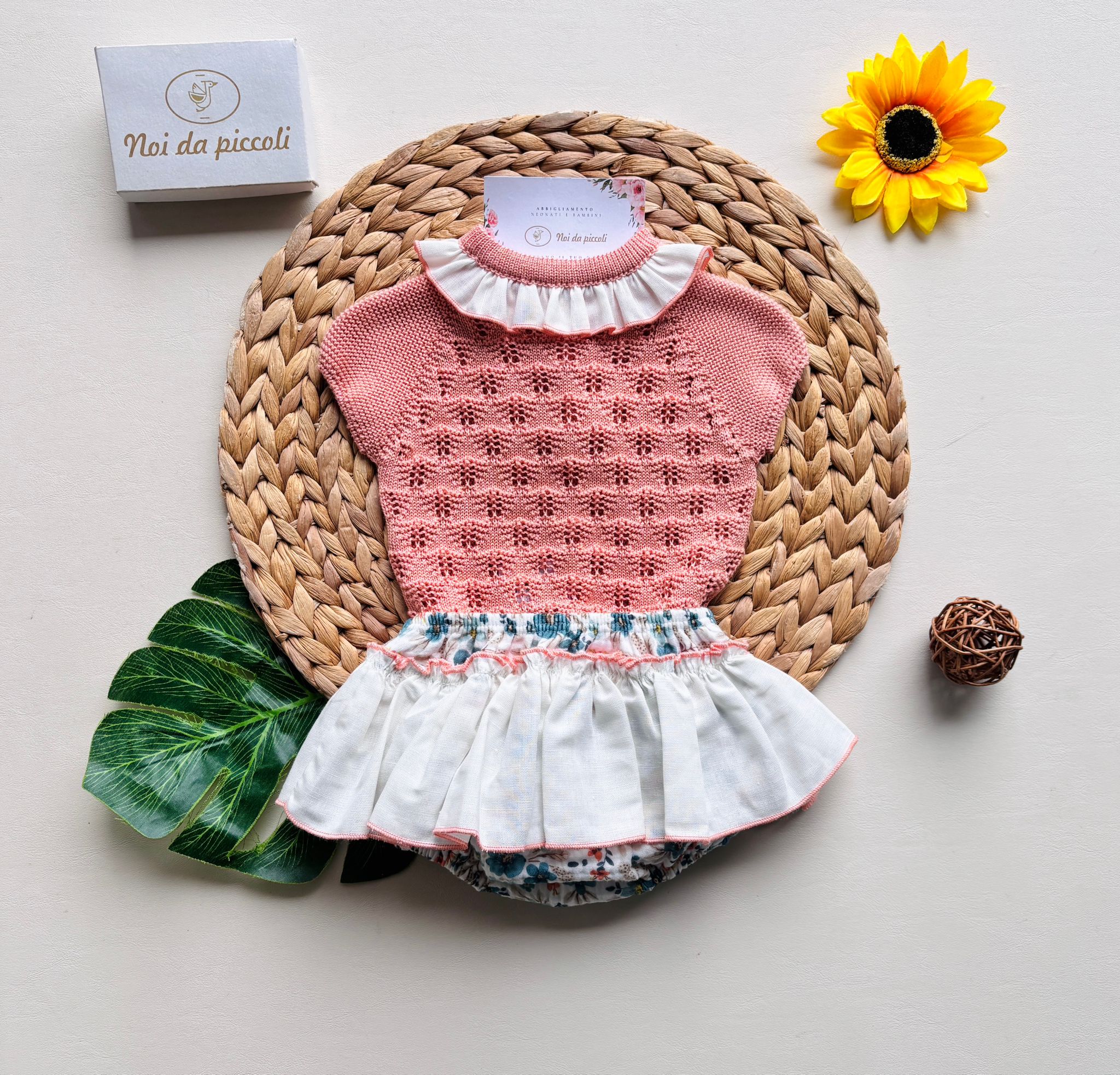MAGLIETTINA RICAMATA A GIRO MANICA E CULOTTINA FLOREALE SALMONE - Noi da piccoli