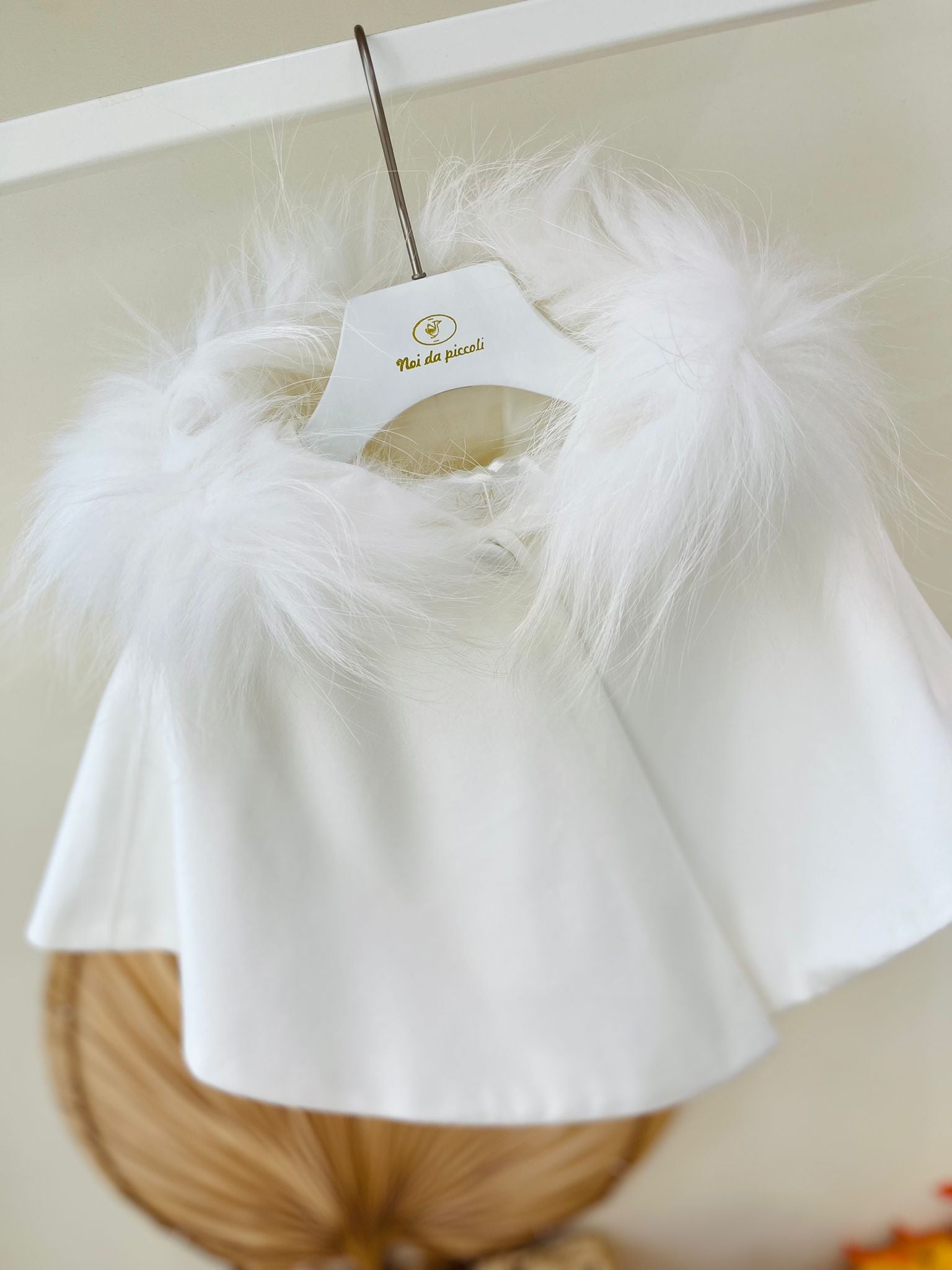 MANTELLA IN VELLUTINO CON CAPPUCCIO IN PELLICCIA BIANCO - Noi da piccoli