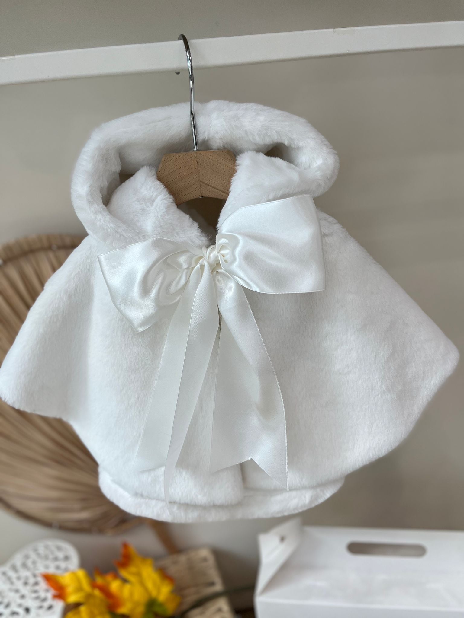 MANTELLA PELLICCIA CON FIOCCO RASO PANNA - Noi da piccoli