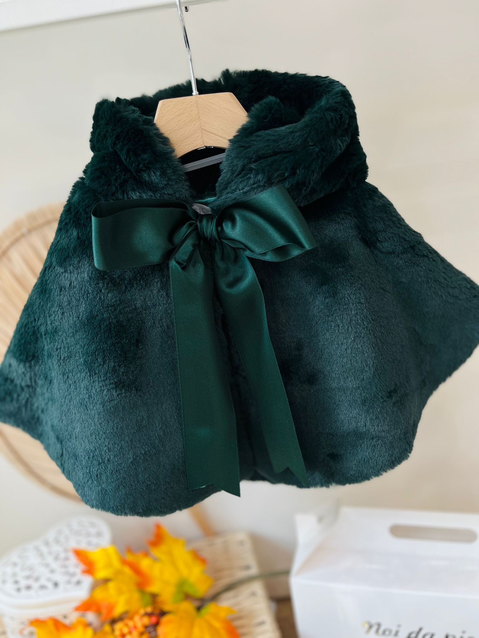 MANTELLA PELLICCIA CON FIOCCO RASO VERDE - Noi da piccoli