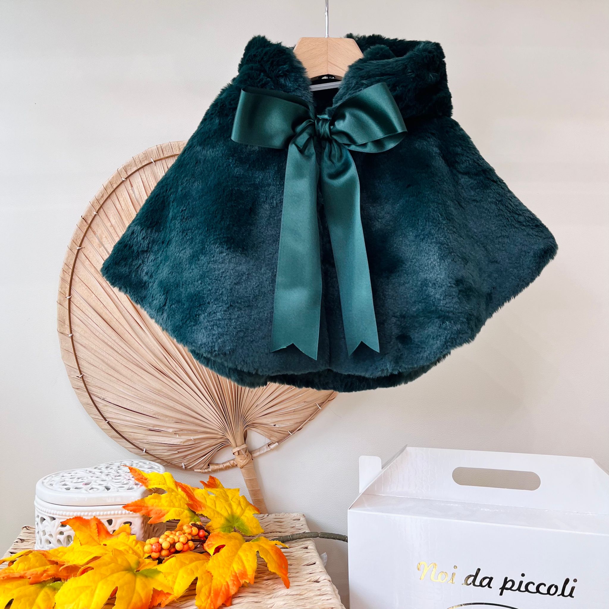 MANTELLA PELLICCIA CON FIOCCO RASO VERDE - Noi da piccoli