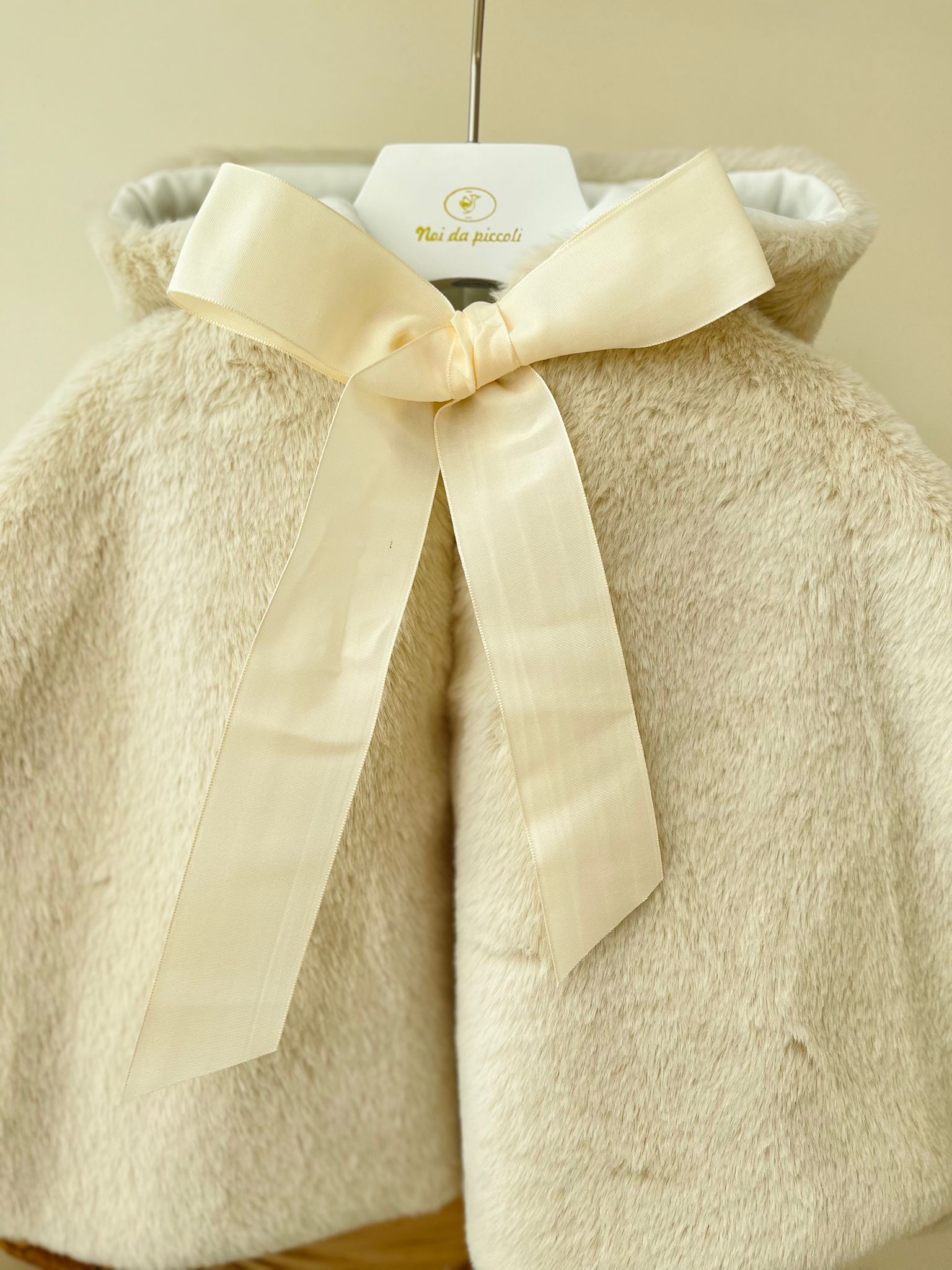 MANTELLINA BIANCA IN PELLICCIA ECOLOGICA FIOCCO Avorio - Noi da piccoli
