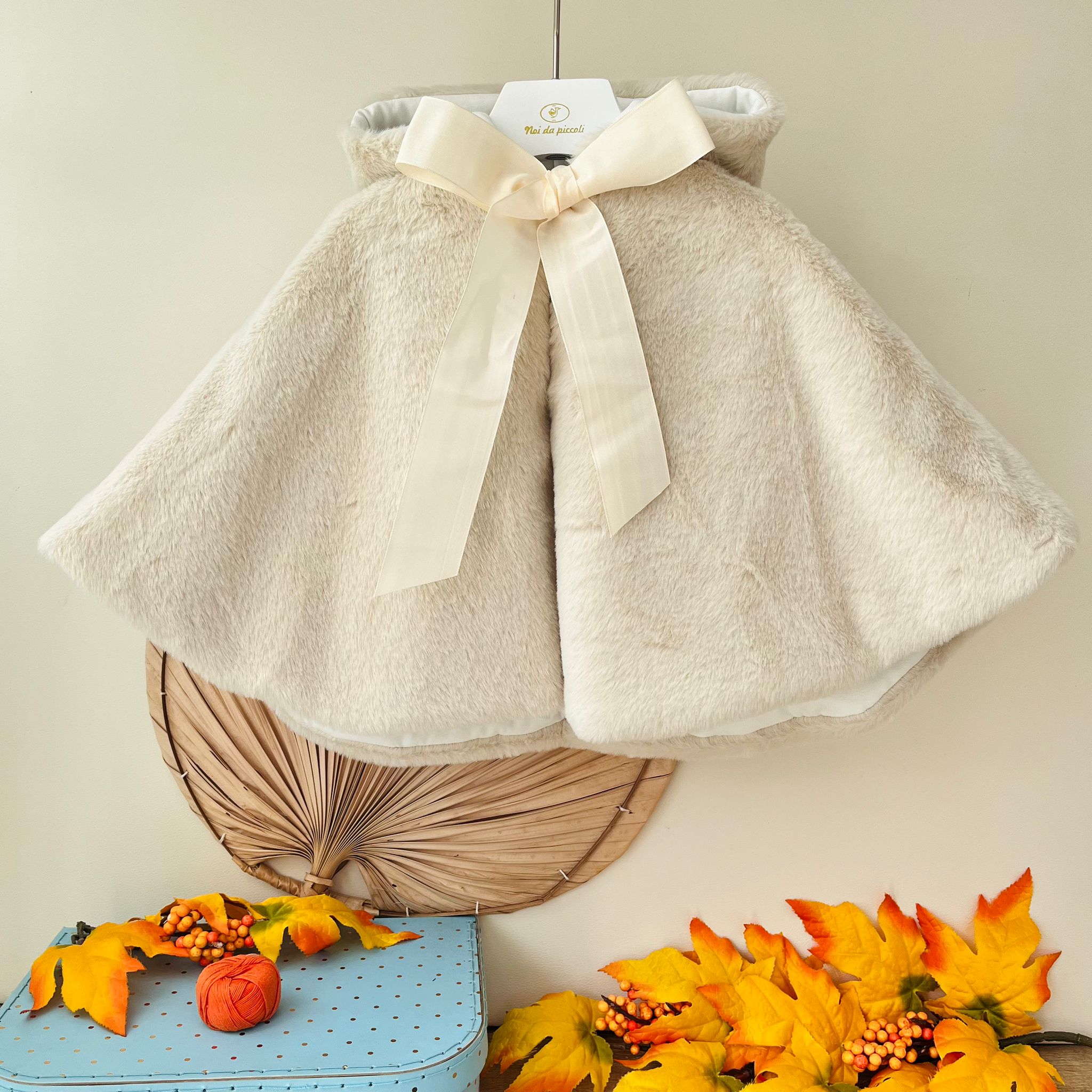 MANTELLINA BIANCA IN PELLICCIA ECOLOGICA FIOCCO Avorio - Noi da piccoli