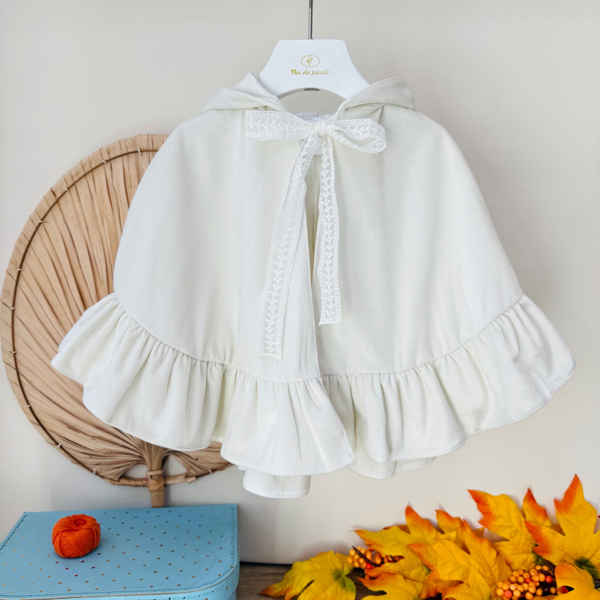 MANTELLINA IN VELLUTINO CON FIOCCHETTO RICAMATO PANNA - Noi da piccoli