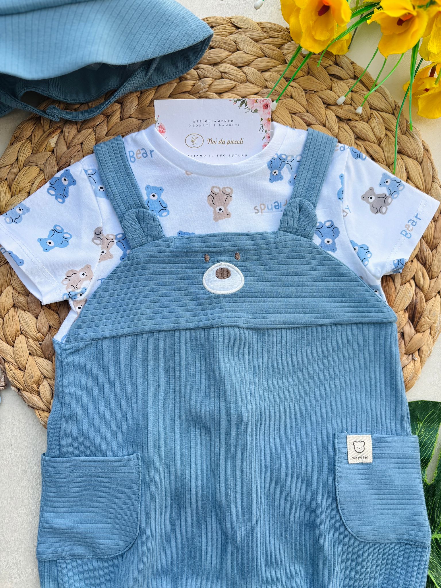 PAGLIACCETTO A SALOPETTE IN COTONE CON ORSETTI E CAPPELLINO ABBINATO AVION - Noi da piccoli