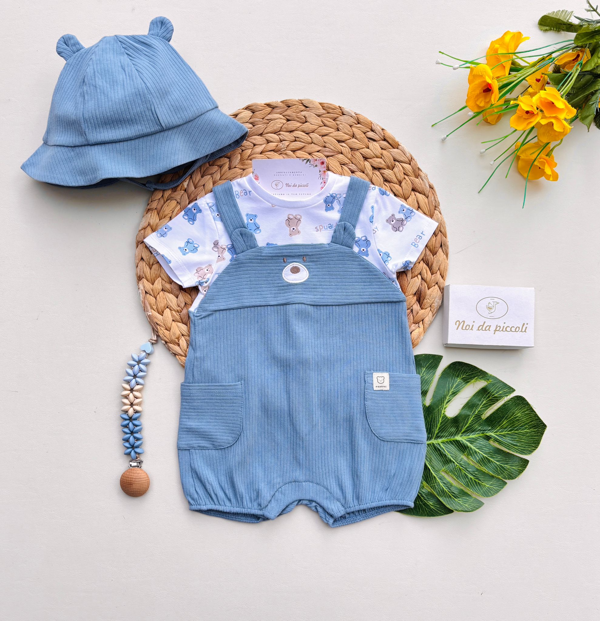 PAGLIACCETTO A SALOPETTE IN COTONE CON ORSETTI E CAPPELLINO ABBINATO AVION - Noi da piccoli