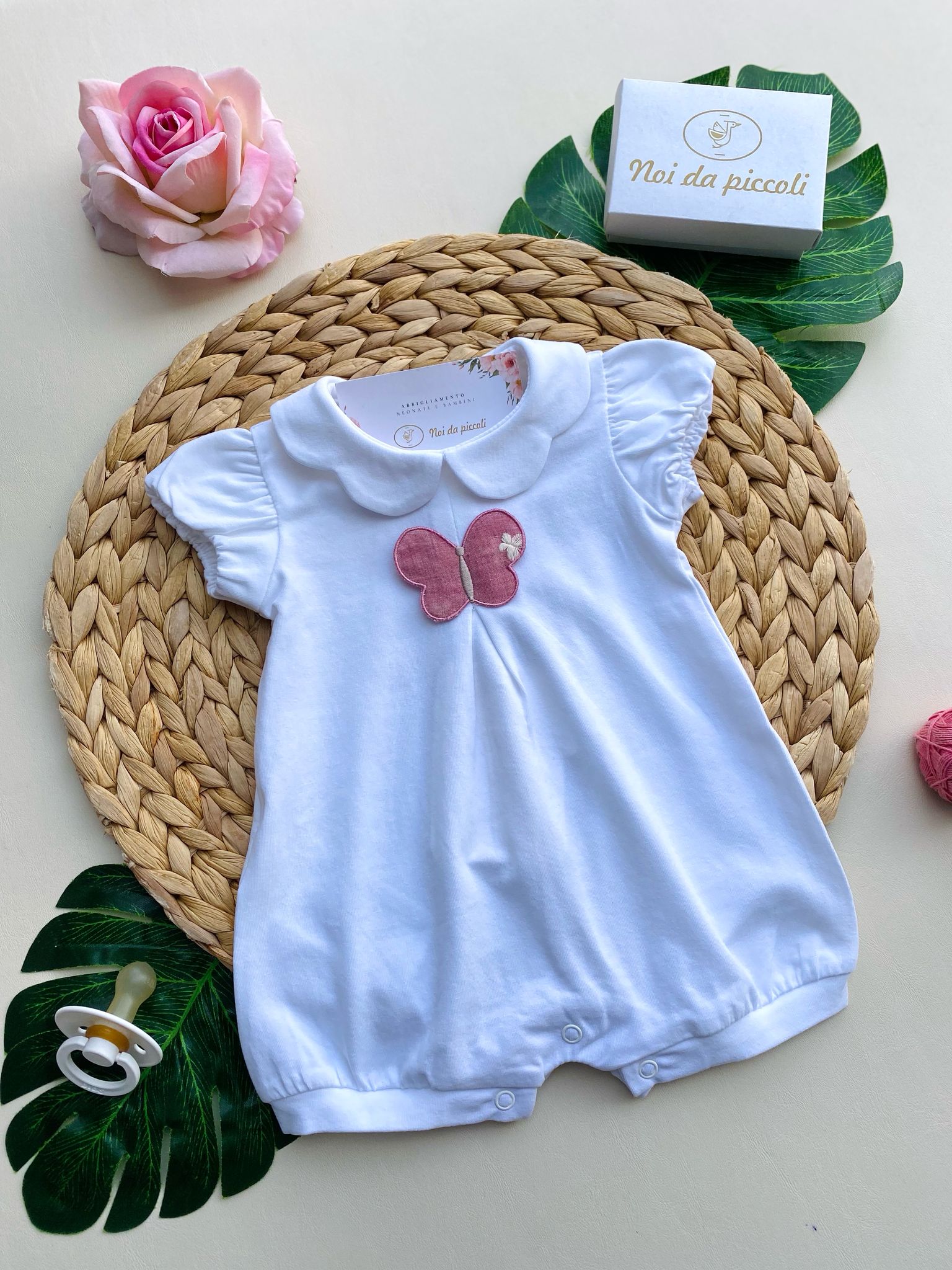 PAGLIACCETTO BIANCO CON FARFALLINA CENTRALE ROSA - Noi da piccoli