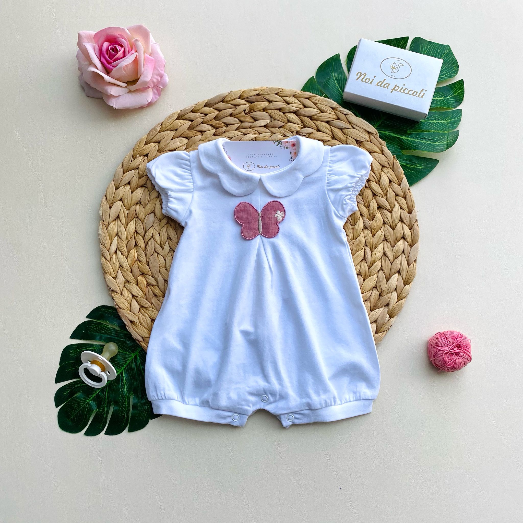 PAGLIACCETTO BIANCO CON FARFALLINA CENTRALE ROSA - Noi da piccoli