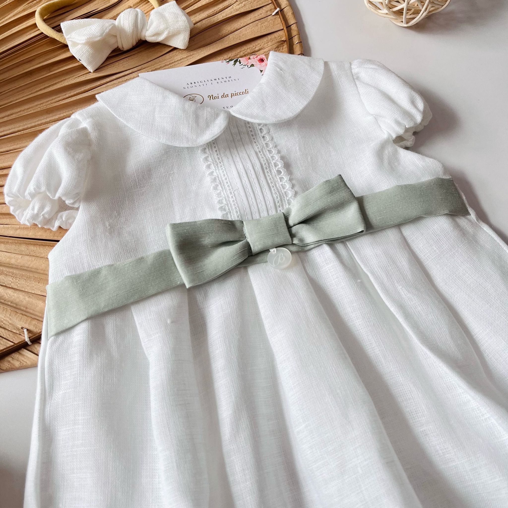 PAGLIACCETTO BIANCO CON FASCIA CON FIOCCHETTO VERDE - Noi da piccoli