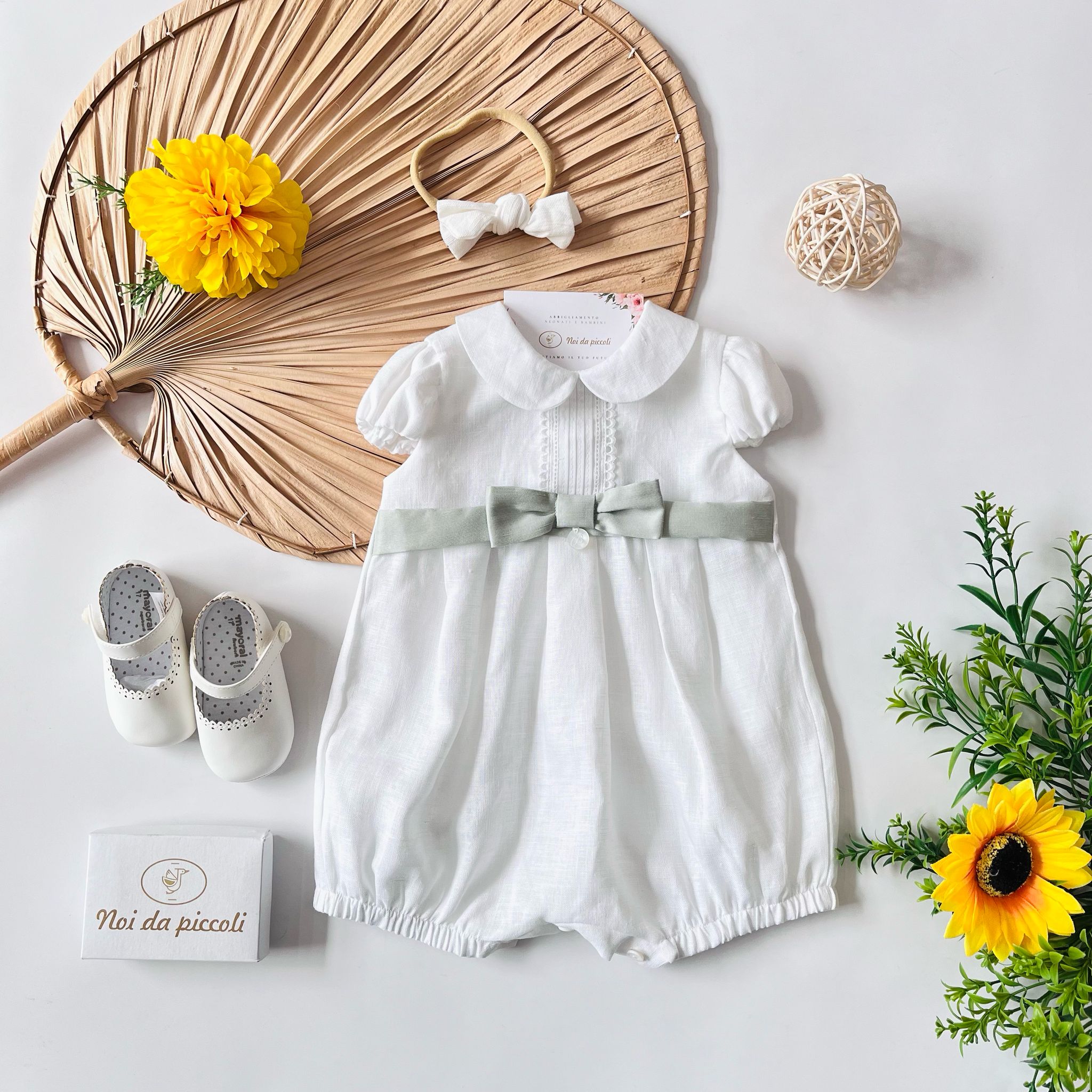 PAGLIACCETTO BIANCO CON FASCIA CON FIOCCHETTO VERDE - Noi da piccoli