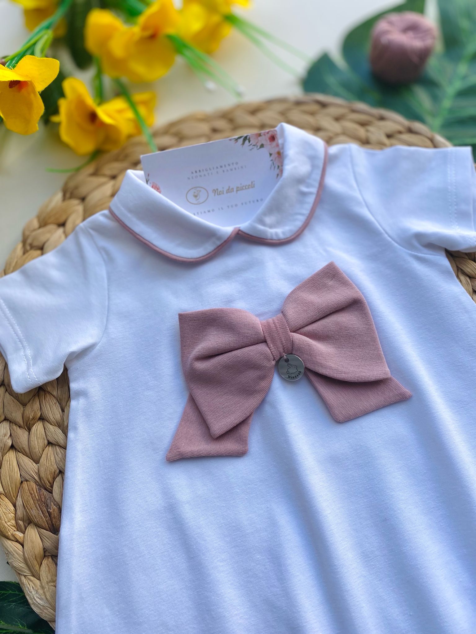 PAGLIACCETTO BIANCO CON FIOCCHETTO ROSA - Noi da piccoli