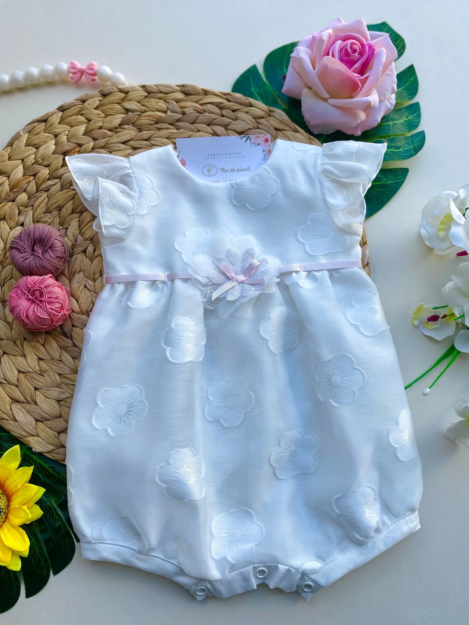 PAGLIACCETTO BIANCO CON FIORELLINI E FIOCCHETTO ROSA - Noi da piccoli