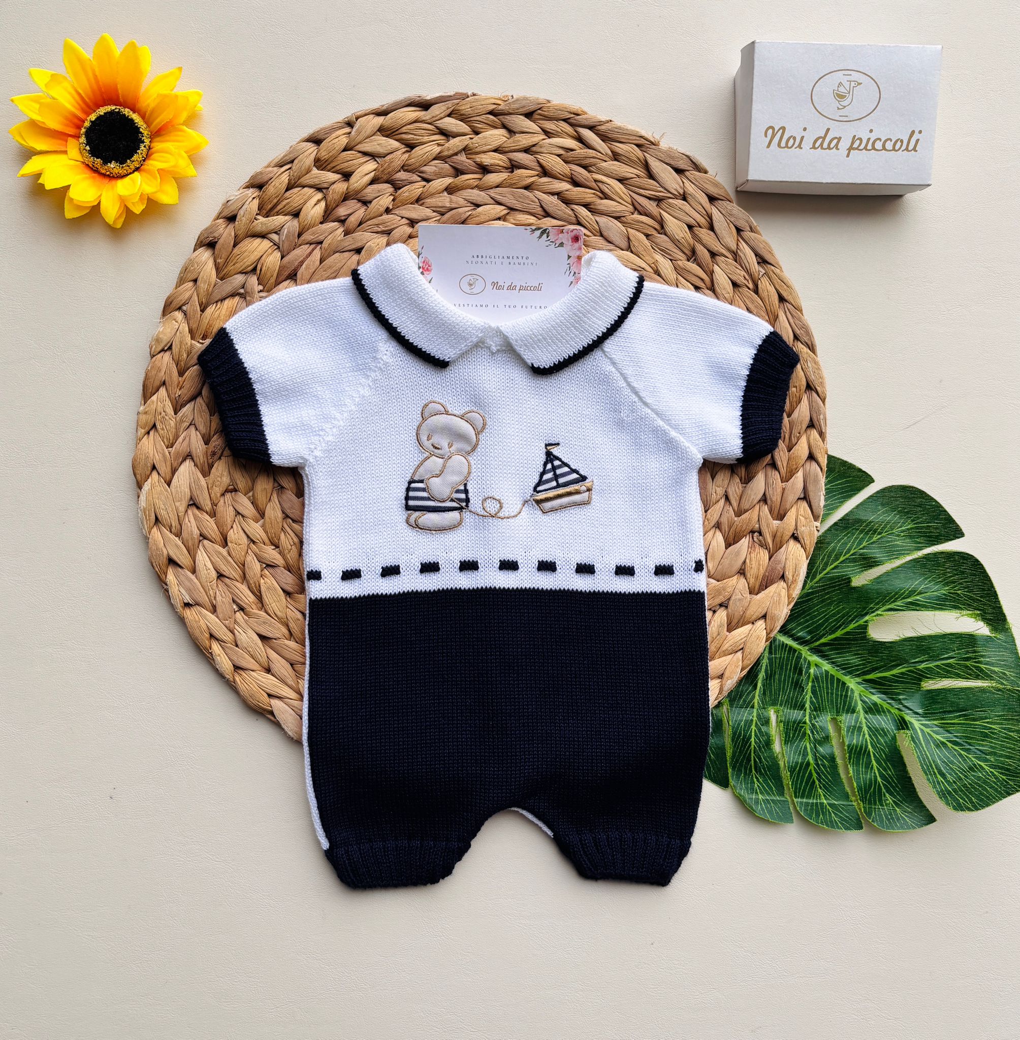 PAGLIACCETTO CORTO IN COTONE E ACRILICO CON ORSETTO CENTRALE BIANCO E MARINO - Noi da piccoli