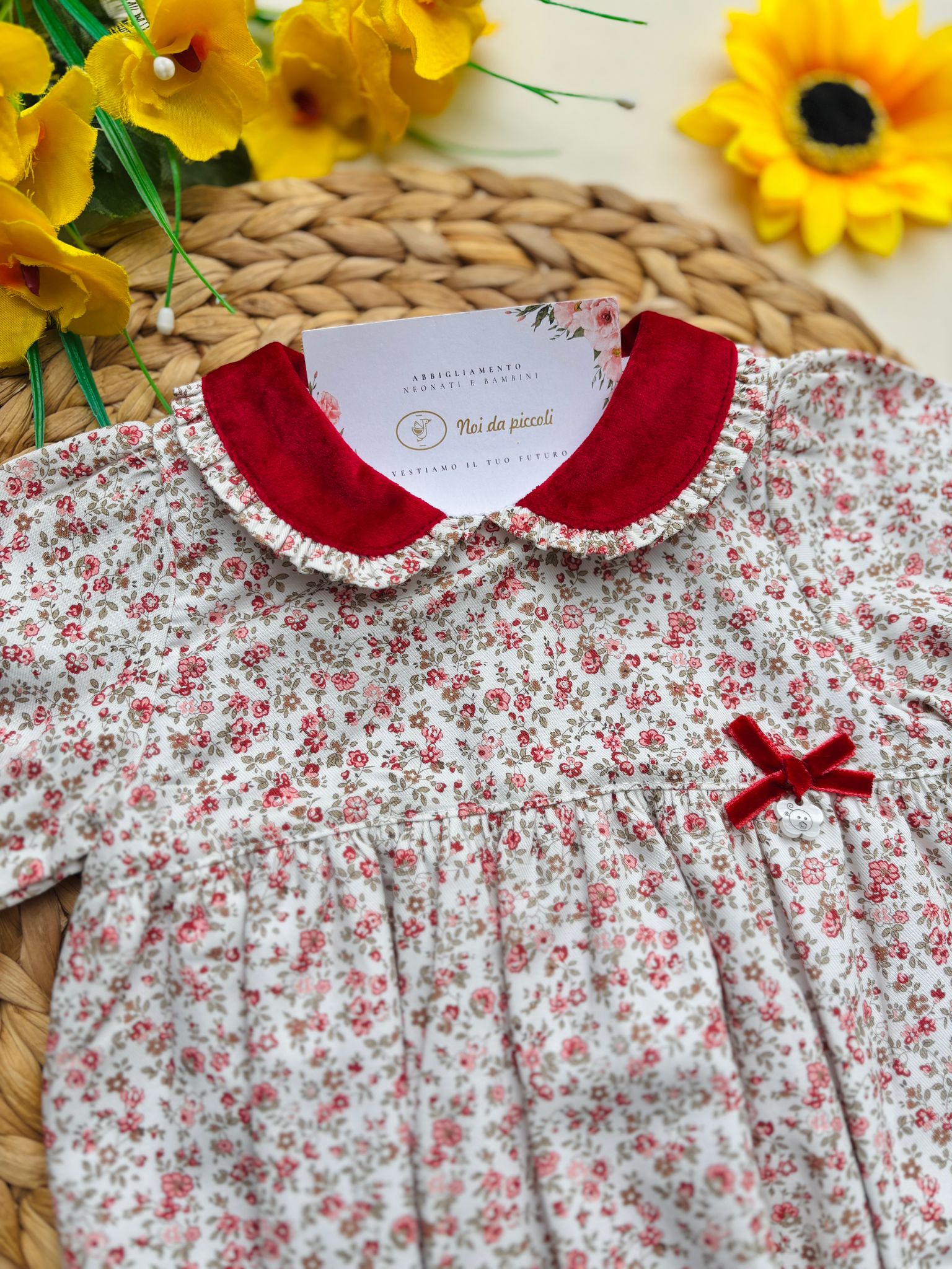 PAGLIACCETTO IN CALDO COTONE FLOREALE CON FIOCCHETTI E COLLETTO IN VELLUTO FLOREALE ROSSO - Noi da piccoli