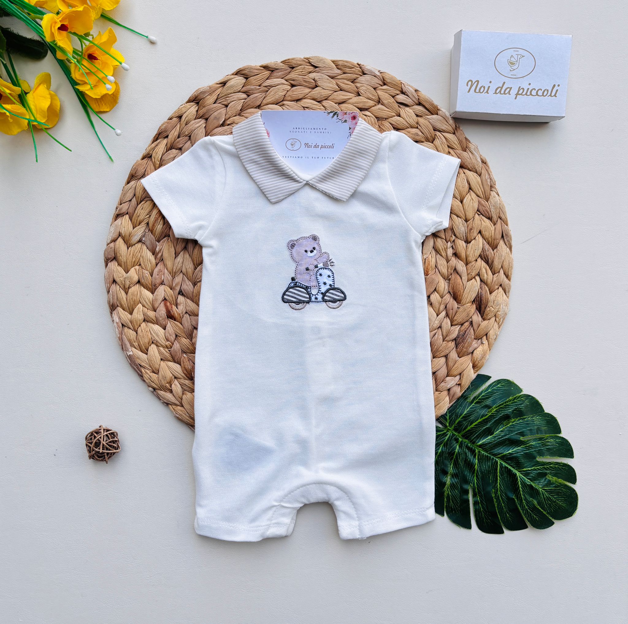 PAGLIACCETTO IN COTONE CON COLLETTO RIGATO E ORSETTO CENTRALE CRUDO - Noi da piccoli