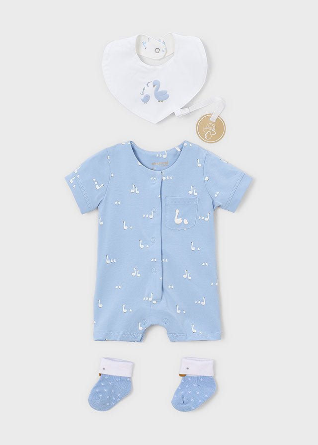 PAGLIACCETTO IN COTONE CON OCHETTA E BAVETTA CON CALZINI CIELO - Noi da piccoli