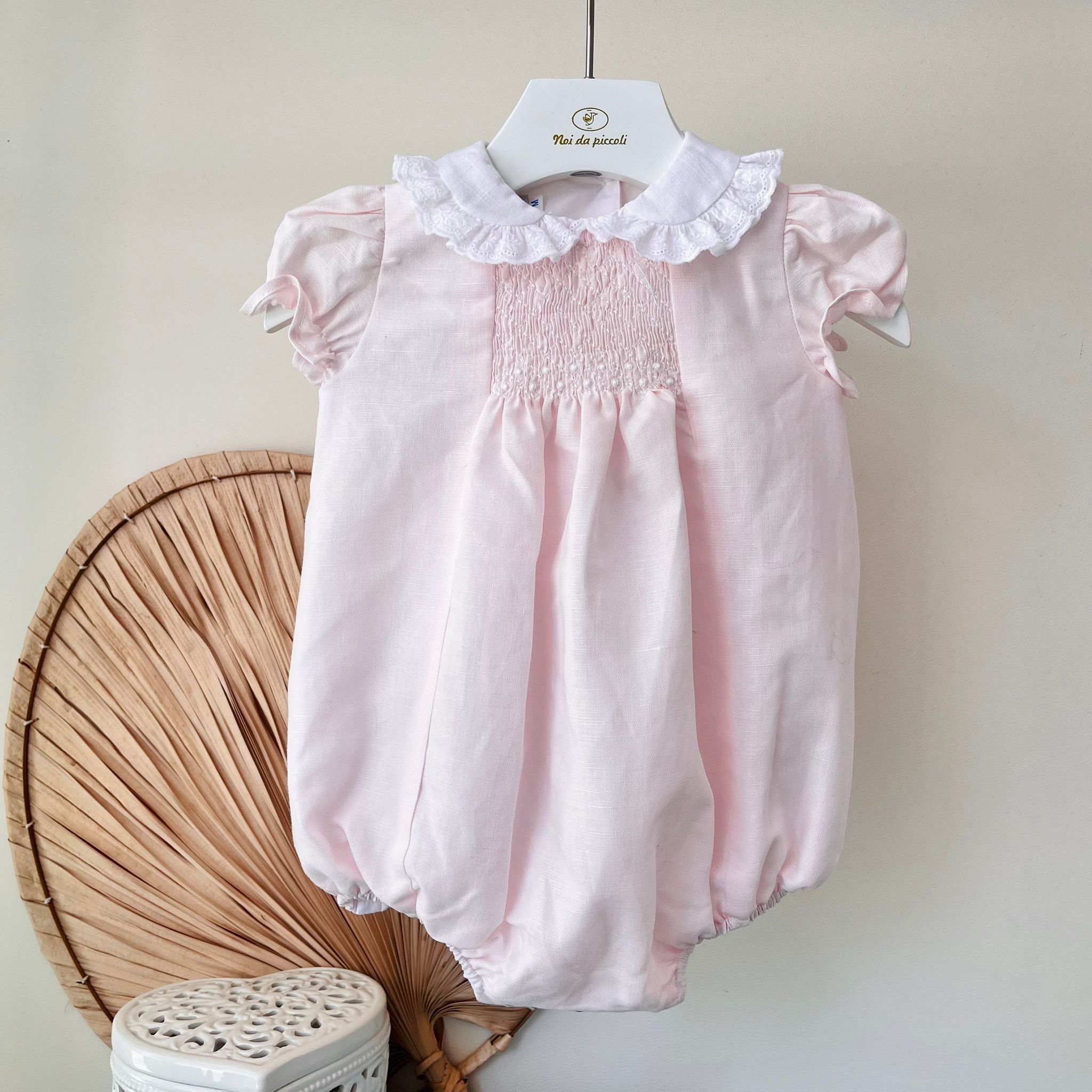 PAGLIACCETTO IN COTONE CON RICAMI E COLLETTO A FIORELLINI ROSA - Noi da piccoli