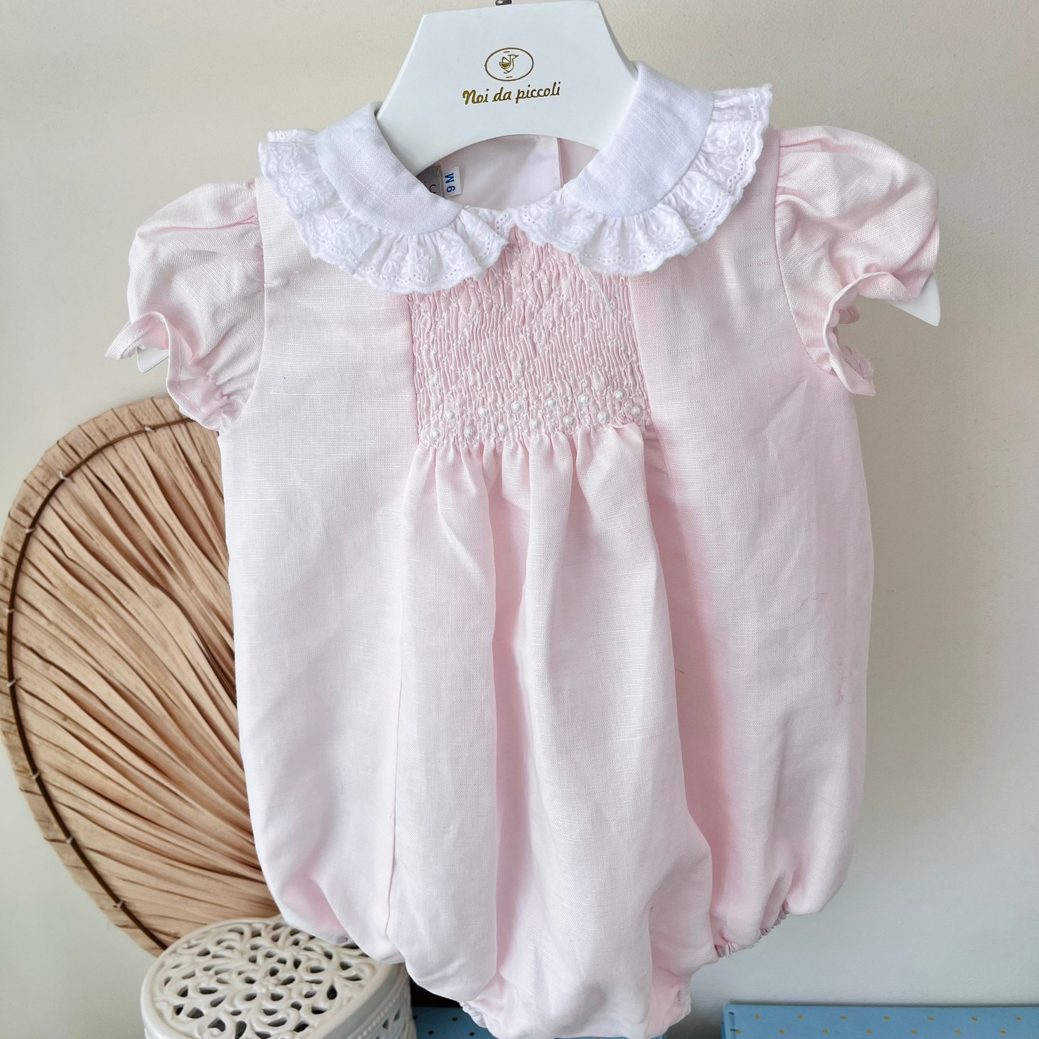 PAGLIACCETTO IN COTONE CON RICAMI E COLLETTO A FIORELLINI ROSA - Noi da piccoli