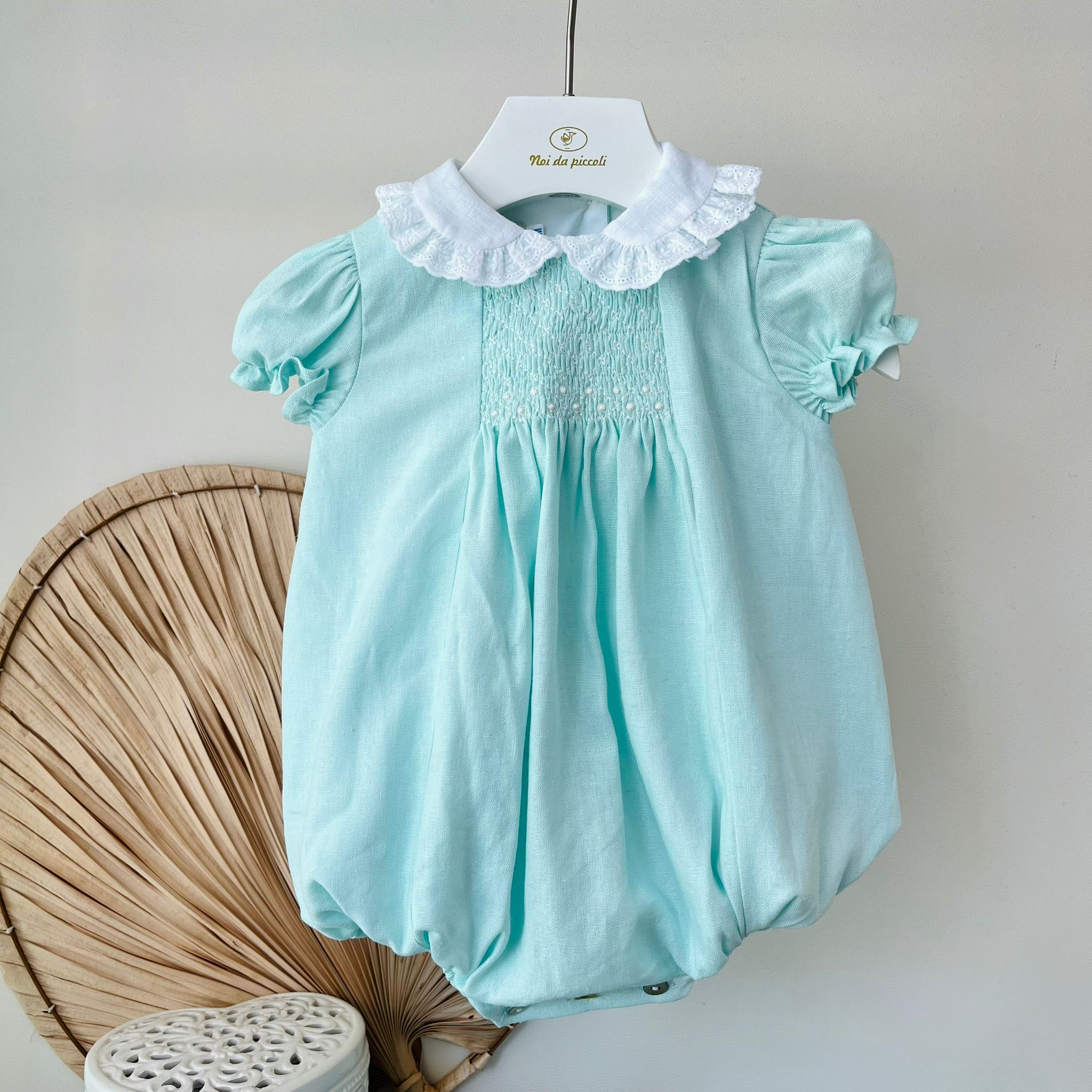 PAGLIACCETTO IN COTONE CON RICAMI E COLLETTO A FIORELLINI VERDE ACQUA - Noi da piccoli