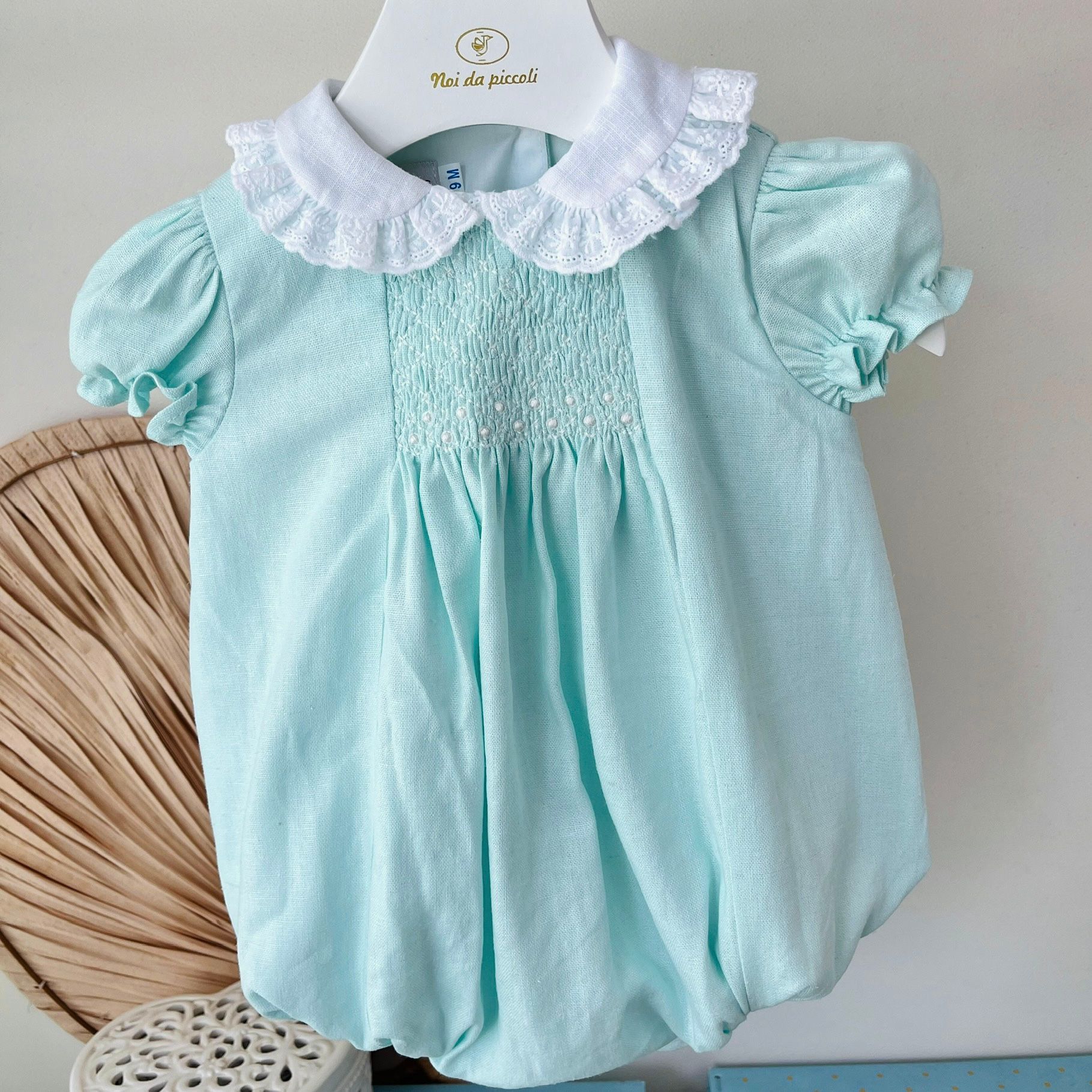 PAGLIACCETTO IN COTONE CON RICAMI E COLLETTO A FIORELLINI VERDE ACQUA - Noi da piccoli