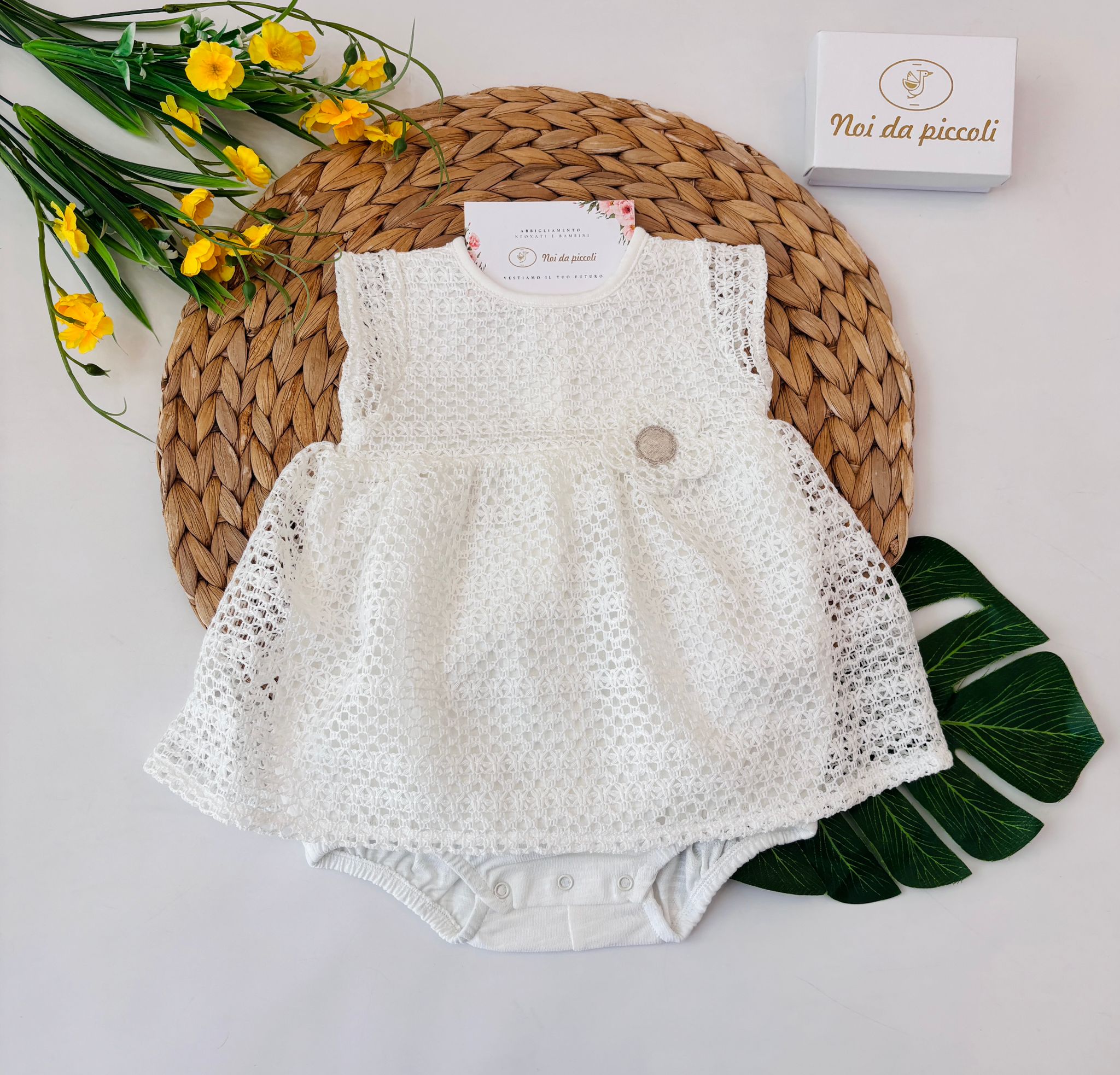 PAGLIACCETTO IN COTONE CON RICAMI E FIORELLINO BIANCO - Noi da piccoli